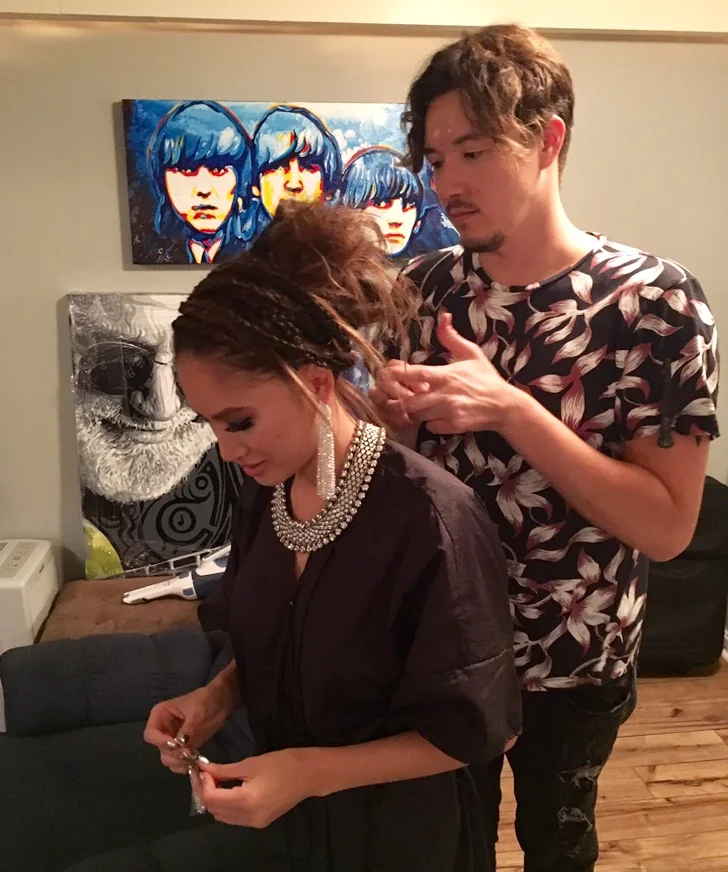 on set touching up model, Katy's hair