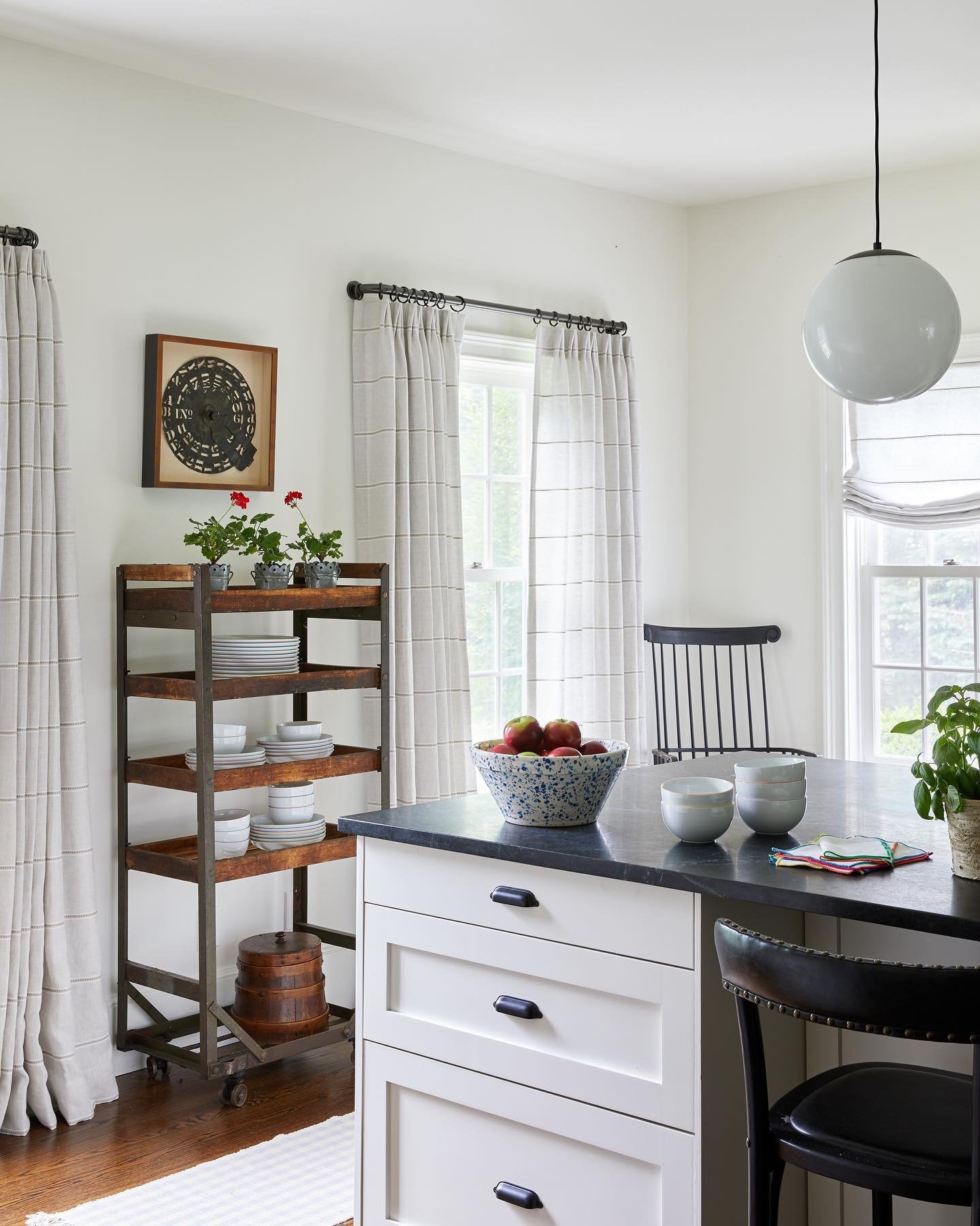 Apples, it&rsquo;s your time to shine 🍎.
Photography @kirstenrfrancis 
Styling @lucybamman 
#kitchendecor #countryhome #lizakuhninteriors