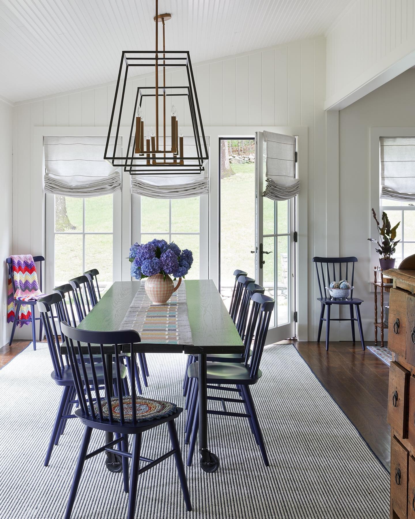 Gearing up for a long holiday weekend 💐. May your cup be filled with spring blooms, sweet treats, family time, or whatever best rejuvenates your soul ✨.
Photography @kirstenrfrancis 
Styling @lucybamman 
#diningroomdecor #countryhome #lizakuhninteri