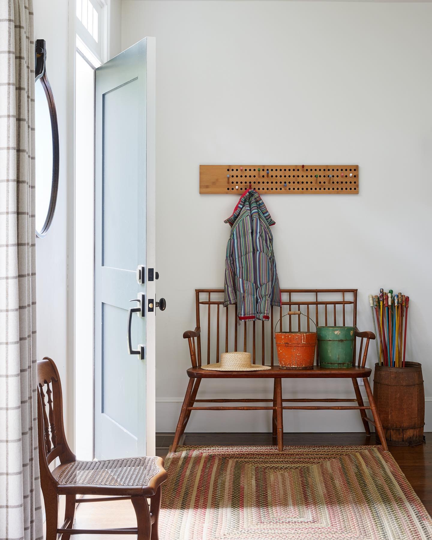 Doors ajar for tricks or treats 🎃🕸🍬.
Photography @kirstenrfrancis 
Styling @lucybamman 
#entrywaydecor #countryhome #lizakuhninteriors