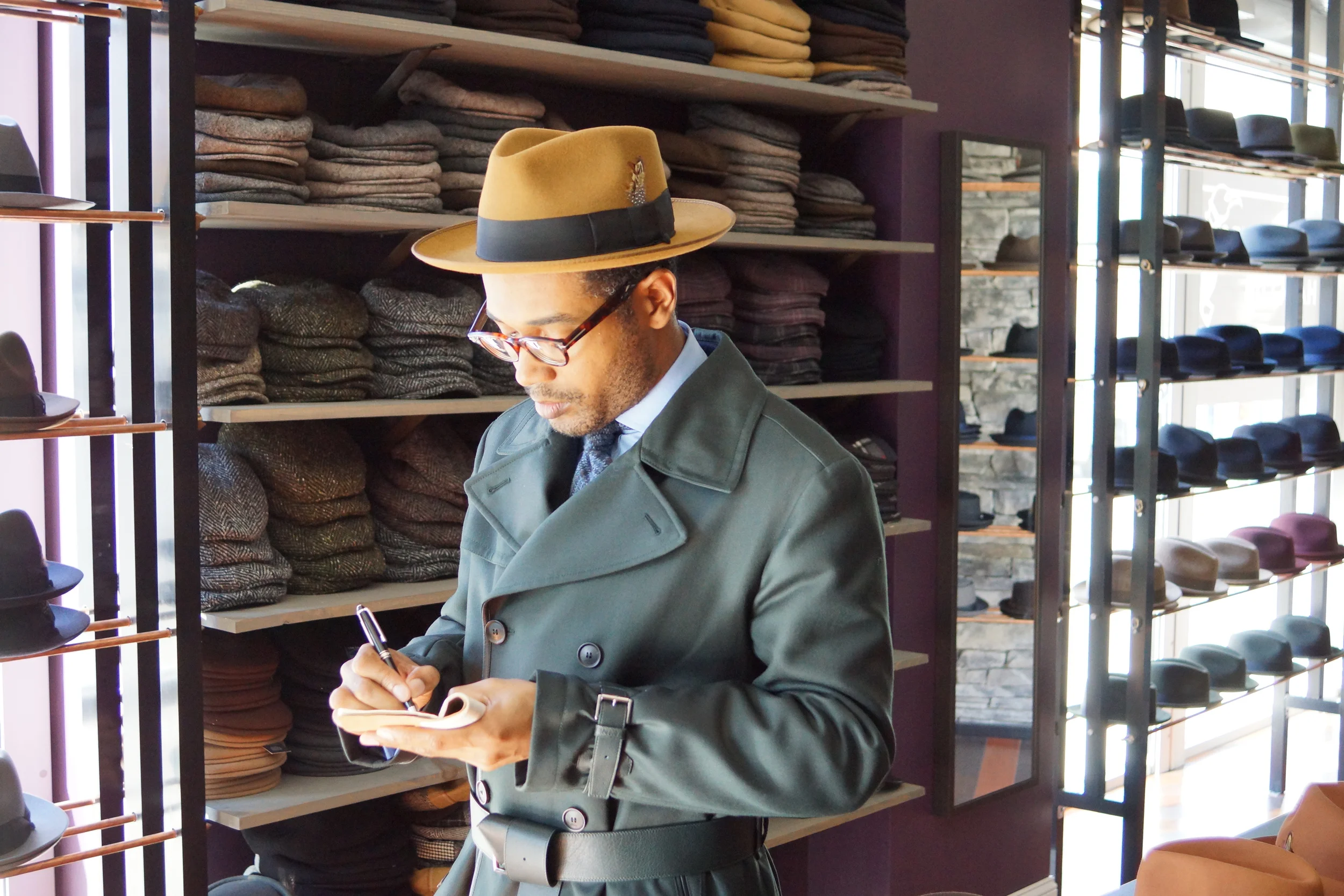 Coat by Brioni, Shirt by Kamakura, tie by Park en Madison Su misura, hat by Selentino