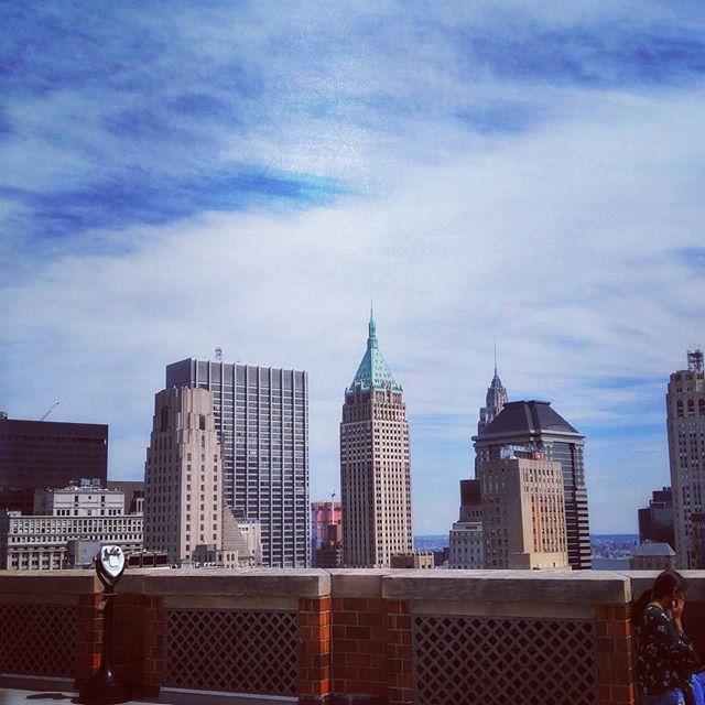 Loving the #panoramic #views from the recently refurbished #roofdeck at the #downtownathleticclub. Check out our exclusive listings by clicking the link in bio. #binocularsincluded #woolworthbuilding #governorsisland #Ellisisland #fidi #luxuryrealest