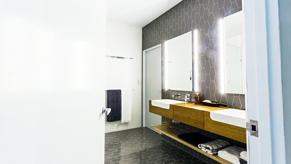 h4_r2_bathroom_1.jpg