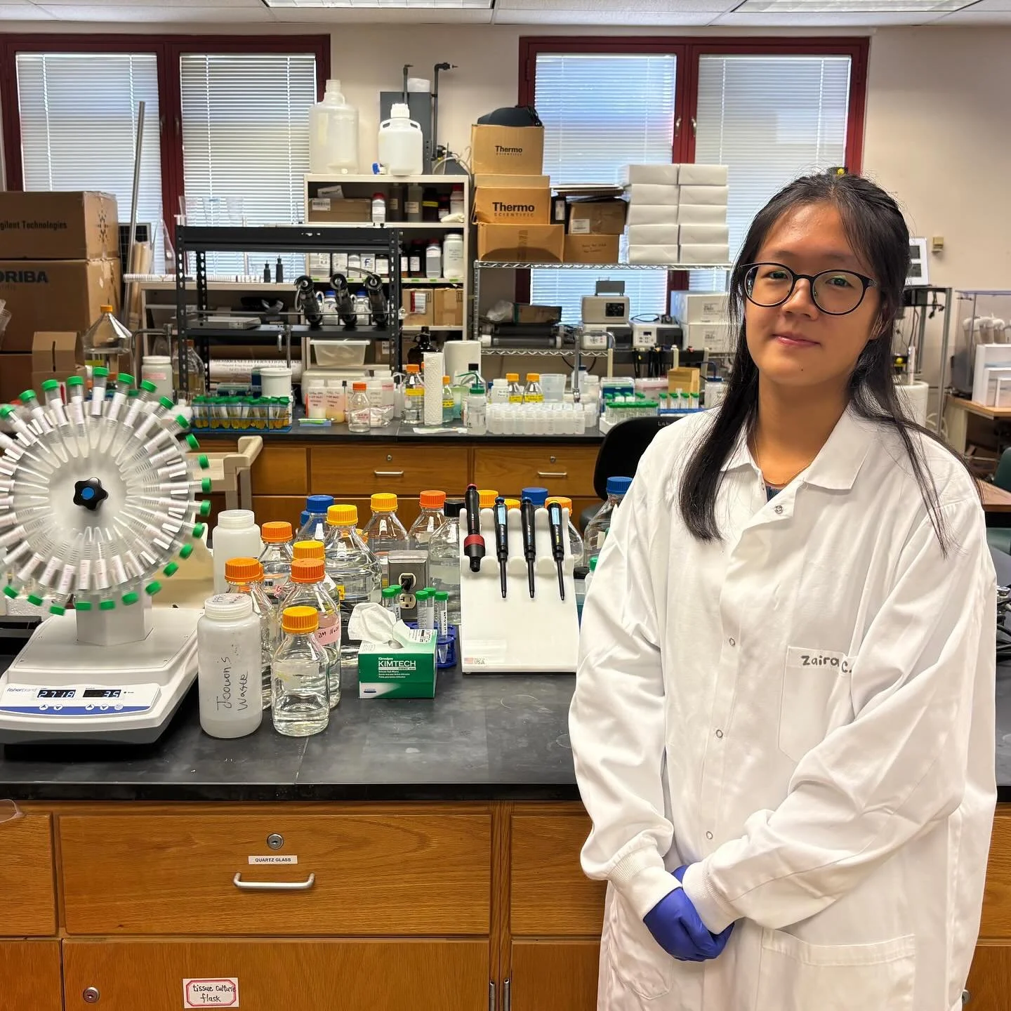 Meet Stella Lee, our researcher of the month of September! 🌟
Stella is senior in high school and worked in our lab this summer alongside PhD student Joowon Kim. She shared how this experience sparkled her interest for chemical engineering and resear