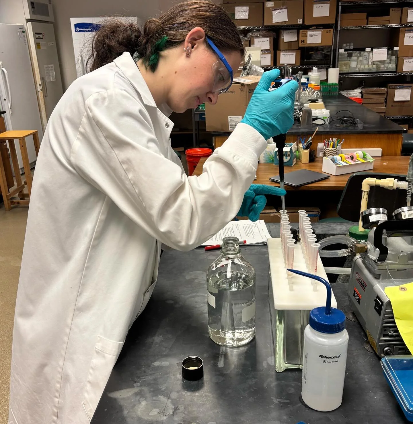 📢 Meet Jennafer Stevens, our researcher of the month of October! ✨
Jenna is an undergraduate research assistant in our lab majoring in Chemistry. In our latest website post, she highlighted the exciting work she&rsquo;s been doing with PhD student J