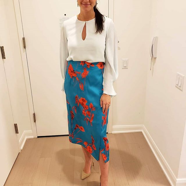 Client highlight! It maybe a little gloomy ☁️ out today but Monday still calls for a pop of color like this silk printed turquoise wrap skirt @karen_millen - Keep that energy high! Happy Monday 💜 #StyledbyBee #ShopwithBee