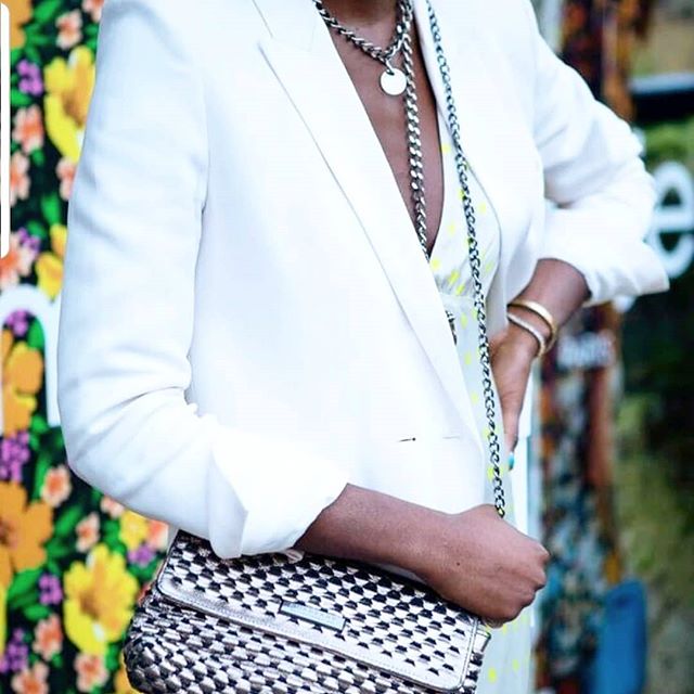 Tuesday Tips: Add a white blazer to complete the look. A white blazer is taking the place of your black blazer this season, it brightens your ensemble and add a new fresh element to your Spring look.
📸 @streetculture
#StyledbyBee #ShopwithBee