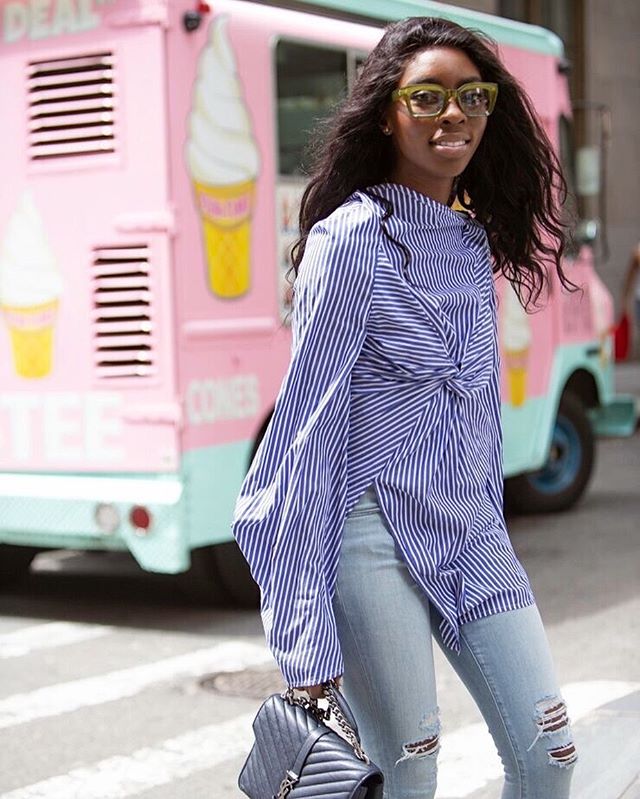 TREND ALERT🚨! Statement sleeves, from bell-shaped and extra-long to a cold-shoulder, attention grabbing sleeves are stealing the spotlight🌟 📸 @seleen.saleh
#StyledbyBee #ShopwithBee