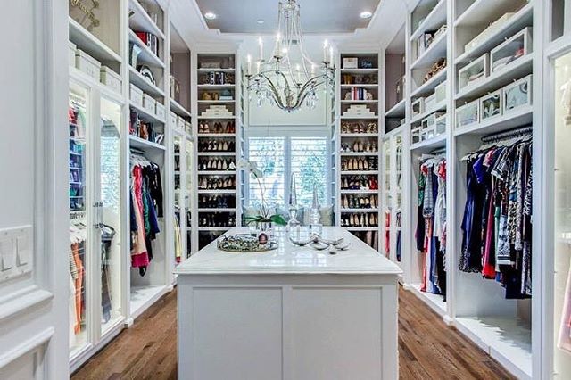 CLOSET GOALS😍!!! It&rsquo;s never too late for a Wardrobe Facelift, check my services - link in bio!
#StyledbyBee #ShopwithBee