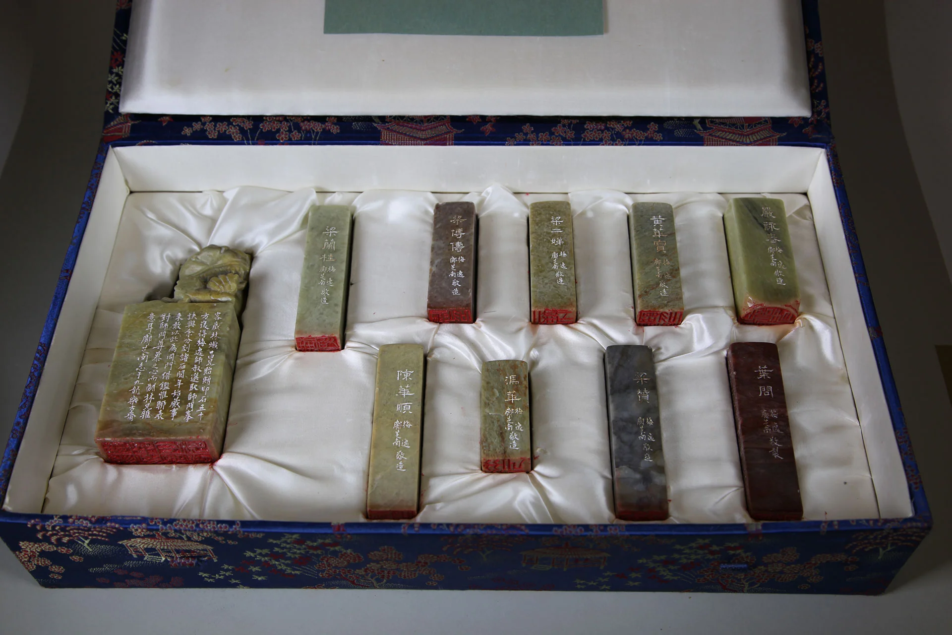 Some of the Kuen Kuit chops/seals carved by Grandmaster Moy Yat and Chi Nam Kwong. Source: vingtsunkuenkuit.com