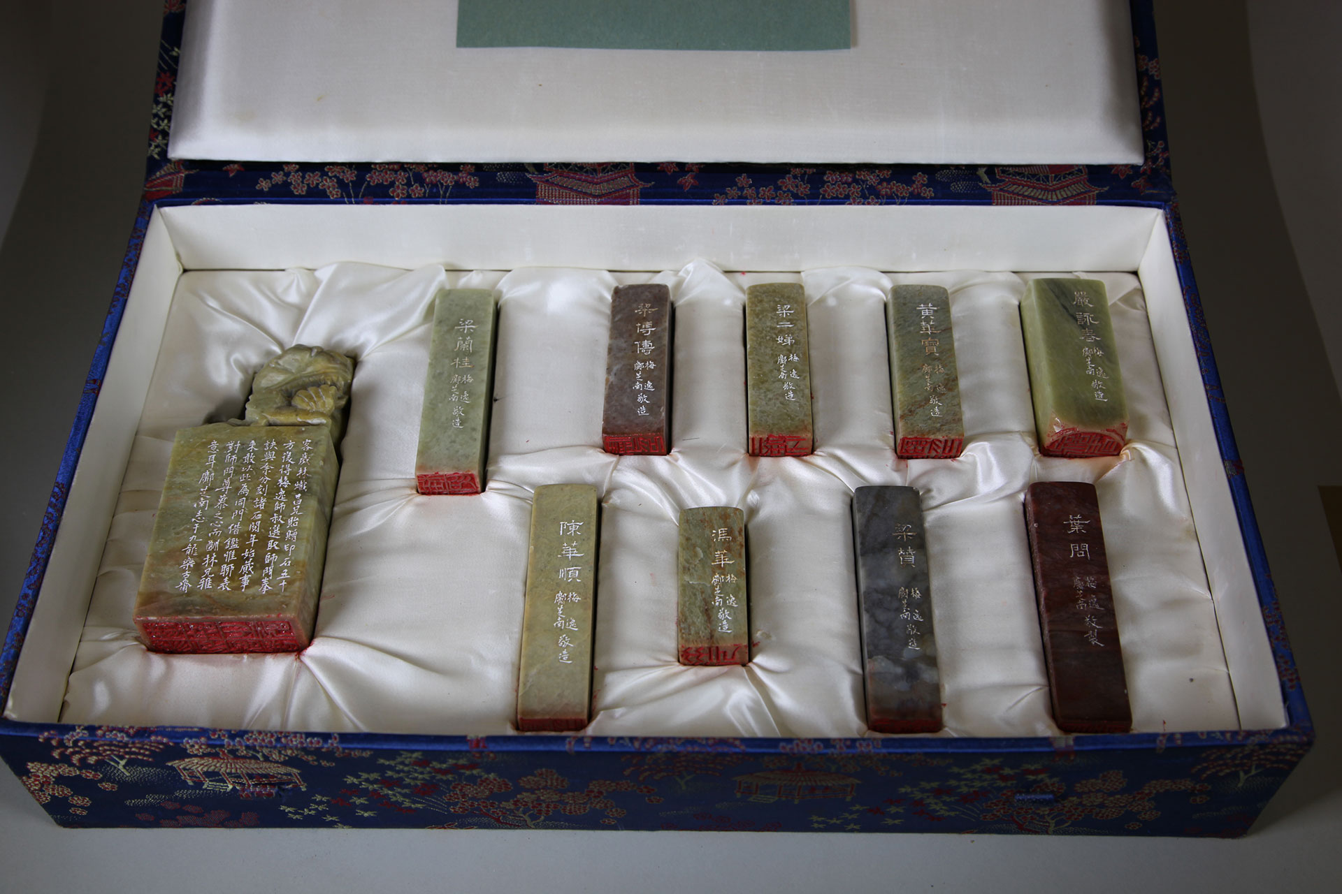 Some of the Kuen Kuit chops/seals carved by Grandmaster Moy Yat and Chi Nam Kwong. Source: vingtsunkuenkuit.com