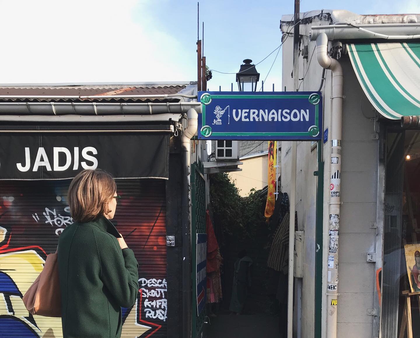 Flea markets, I miss you! I wrote about them (and our need to ensure their safe return) for this weekend&rsquo;s @globeandmail @globestyle. Yours truly, pictured here about to dive into the legendary @pucesdeparissaintouen. Many thanks @vincent_darre