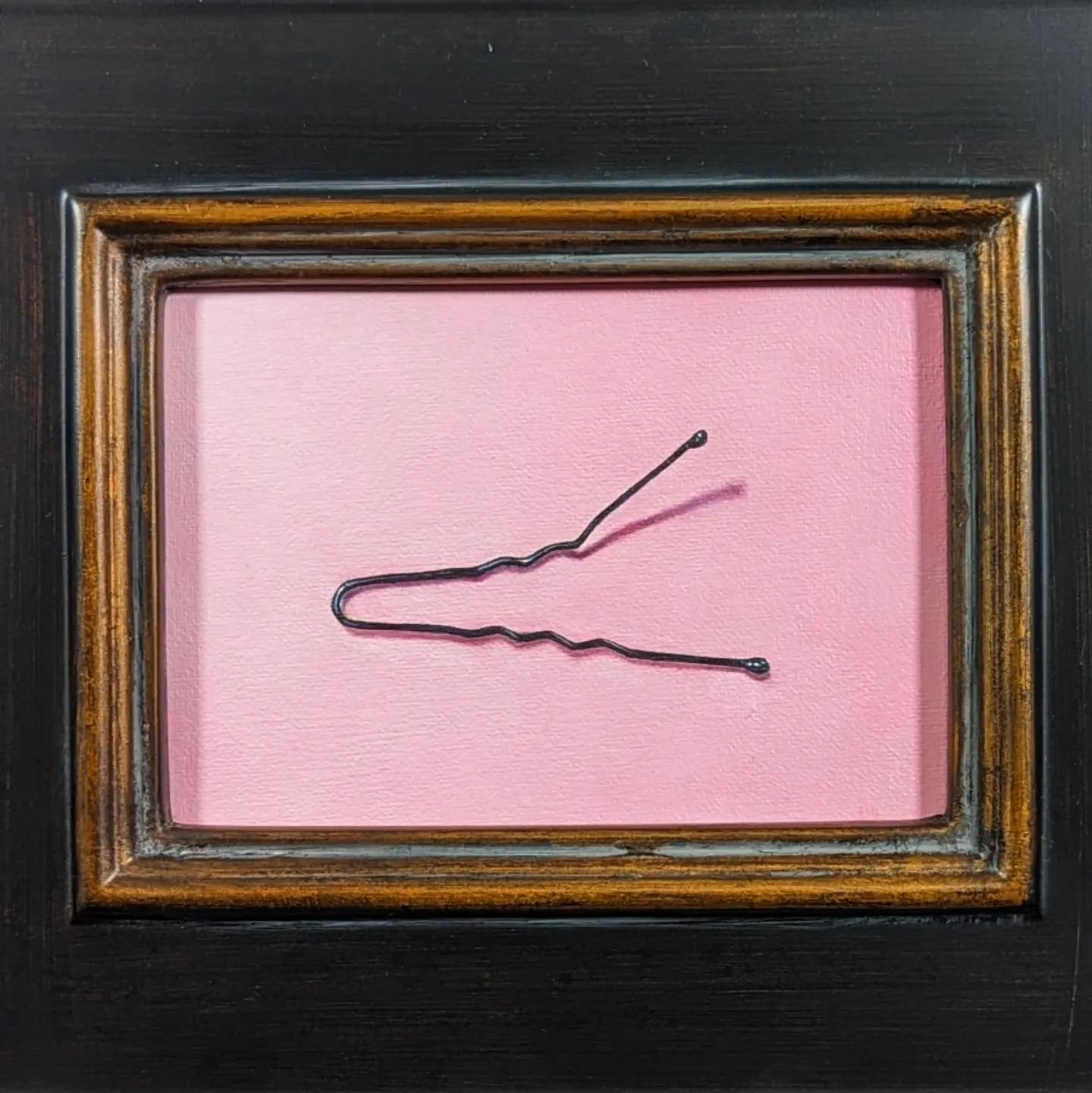 &quot;Bent&quot;  oil on canvas board, 5&quot;x7&quot; (unframed dimensions), 2023 ✨🩷

#oilpaintingart #contemporaryoilpainting #contemporaryartist #contemporarystilllife #pinkpinkpink #dsart #dscolor #stilllifepainting #contemporaryrealism #realism