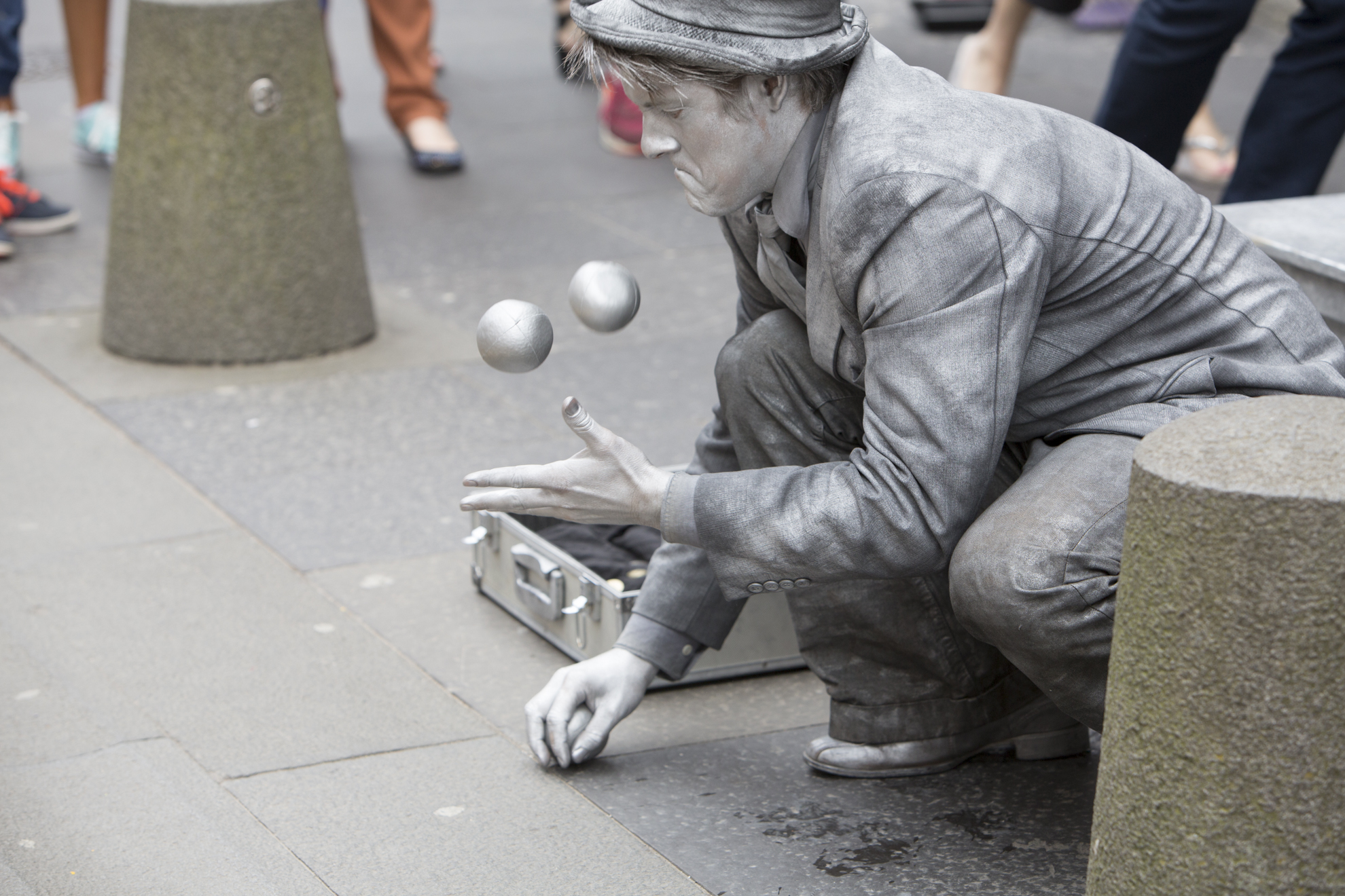  John Godbolt, from Bristol, England, performs as a juggling statue in front of St. Giles Cathedral on the Royal Mile during the 2014 Edinburgh Festival of the Fringe in Edinburgh, Scotland.    