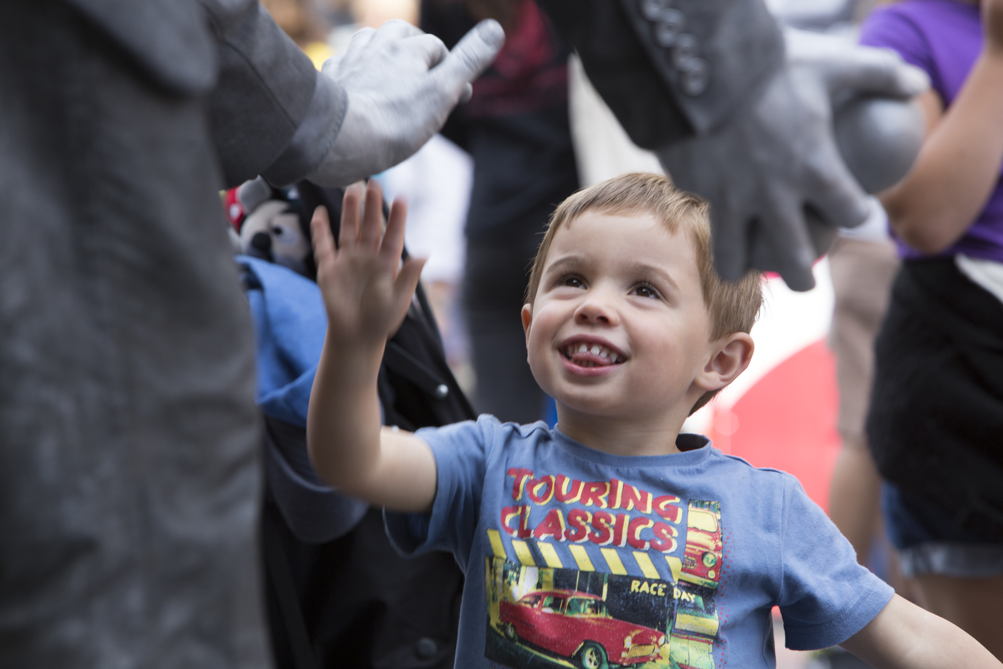  Ollie Bathgate, 2, from Edinburgh, give a high five to John Godbolt in front of St. Giles Cathedral on the Royal Mile during the 2014 Edinburgh Festival of the Fringe in Edinburgh, Scotland.    