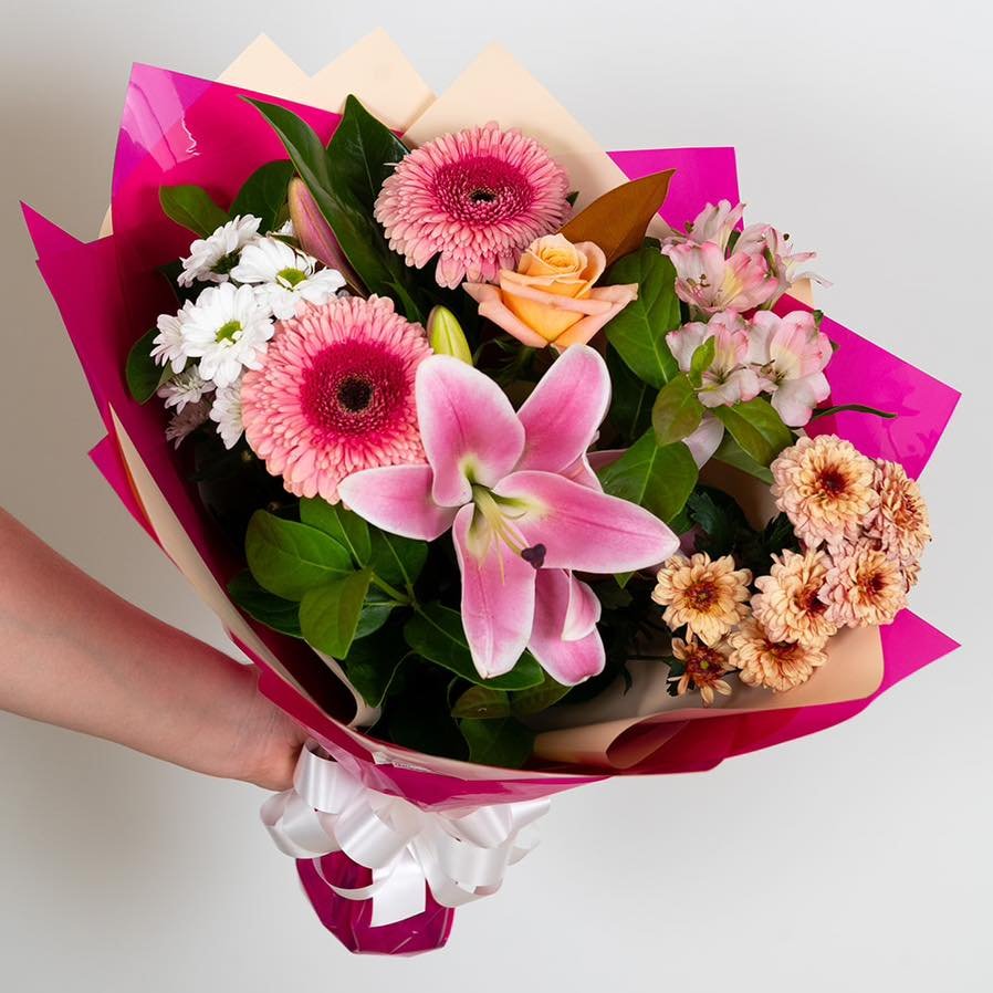 Mother's Day Collection - Lauren Bouquet 💐 

Named after my longest friend and wonderful Mother, Lauren is a stunning, mixed bunch full of Seasonal Blooms in Pinks, Peach and White Tones. Chrysanthemums, Rose, Gerberas, Oriental Lilies. Alstromeria 