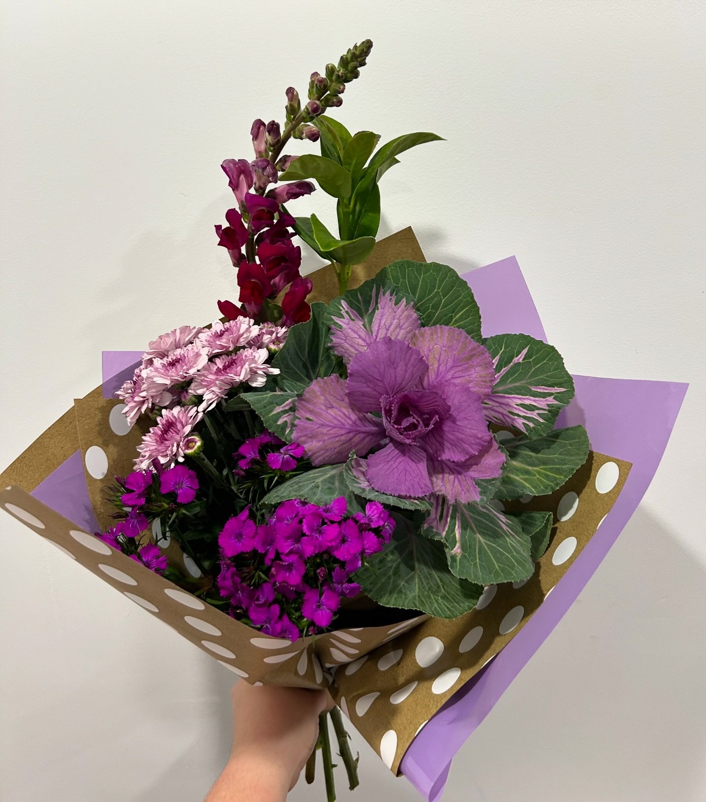 This week&rsquo;s weekly posy is a stunning combination of a Kale, Snapdragon, Chrysanthemum, Sweet William and Viburnum. 

They will be available all week - Monday - Saturday - while stock lasts ! Pre Order to avoid disappointment.
