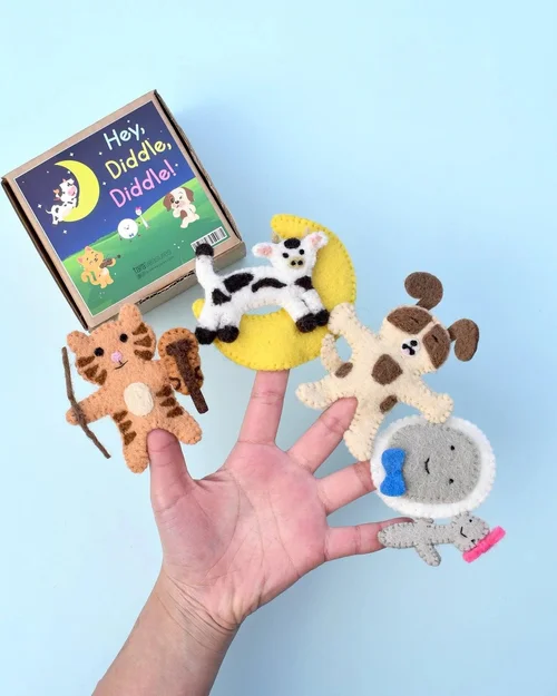 HEY DIDDLE DIDDLE FINGER PUPPET SET