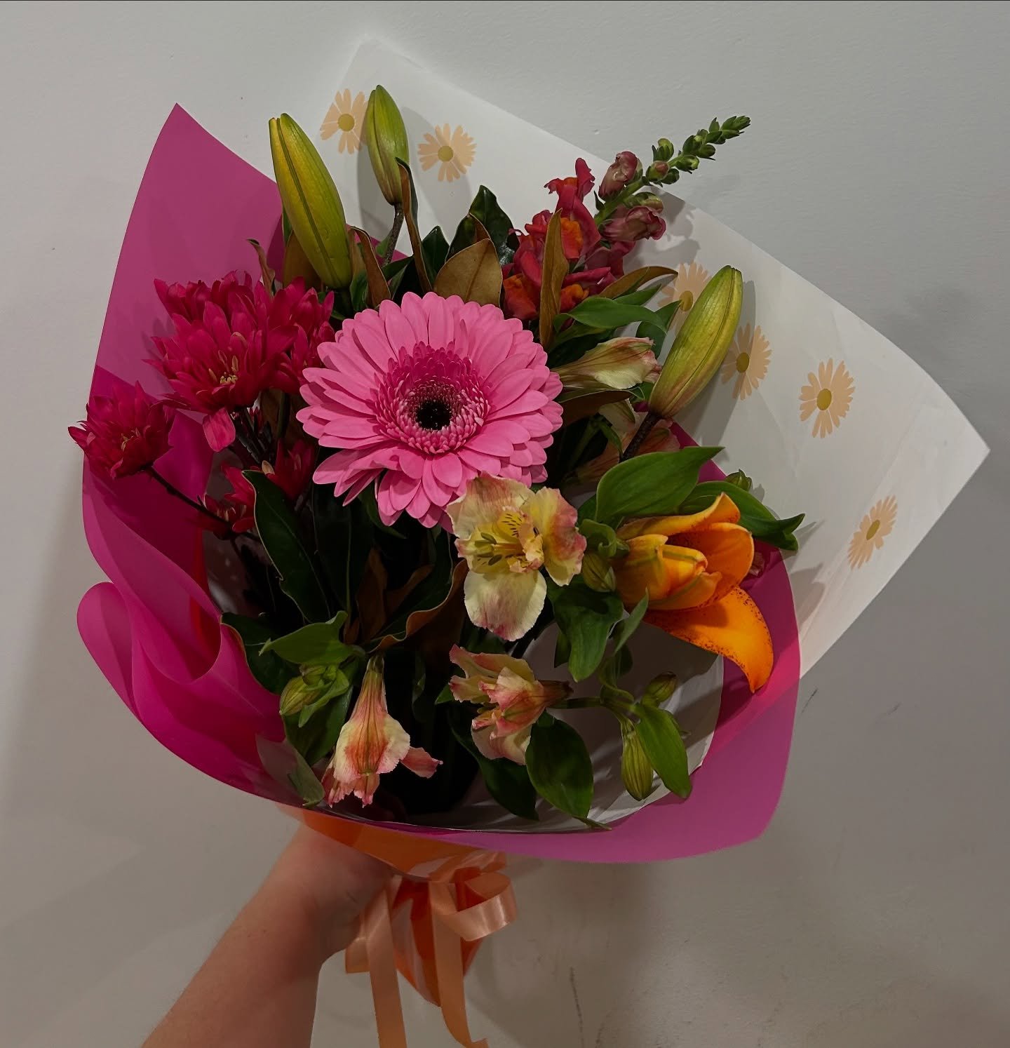 Happy Monday Flower Lovers 💐

This week&rsquo;s Posy of the Week is a beautiful combination of Pink and Orange tones. Featuring a Pink Dyed Chrysanthemum, Asiatic Lilies, a Snapdragon, a Gerbera, Alstroemeria and Magnolia Foliage. 

$35 a posy. 

Th
