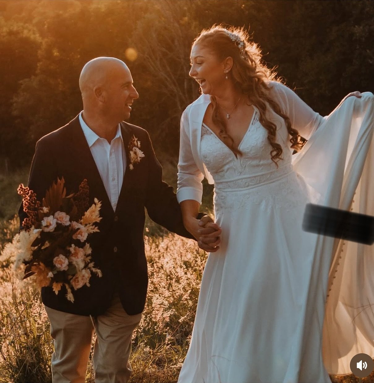 Wedding Wednesday 💒 💐
Happy 1st Wedding Anniversary for this weekend Orla and Mark 🫶

Orla chose a beautiful combination of Preserved and Dried Blooms mixed with Artificial Spray Roses in Apricot and Orange tones.

💐 Ri @gattonfloristandgifts 
📸