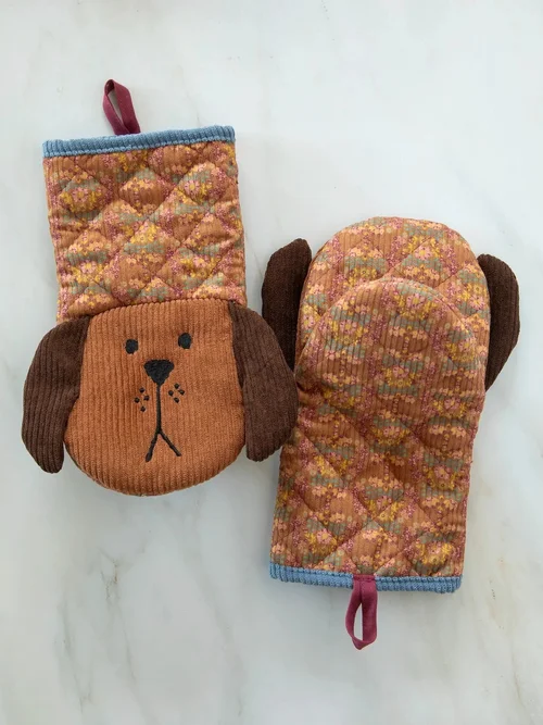 QUILTED OVEN MITT - DOG