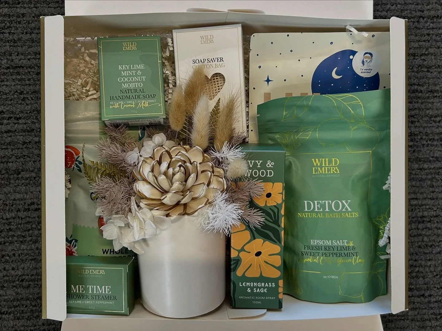 🌿 Bliss Box Hamper 🌿 
A little box of happiness, thoughtfully filled with treats to brighten someone&rsquo;s day. The perfect mix of relaxation, sweetness and charm &ndash; whether you&rsquo;re saying thank you, thinking of you, happy birthday or j