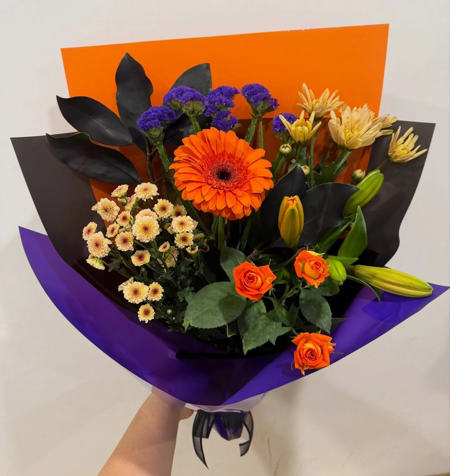 Happy Monday Flower Lovers π 
For this week’s posy of the week I have created a beautiful Posy with a little touch of Halloween π π» π·οΈ 
This week’s posy features Asiatic Lilies, a Gerbera, Spray Roses, Chrysanthemums, Statice, Spide