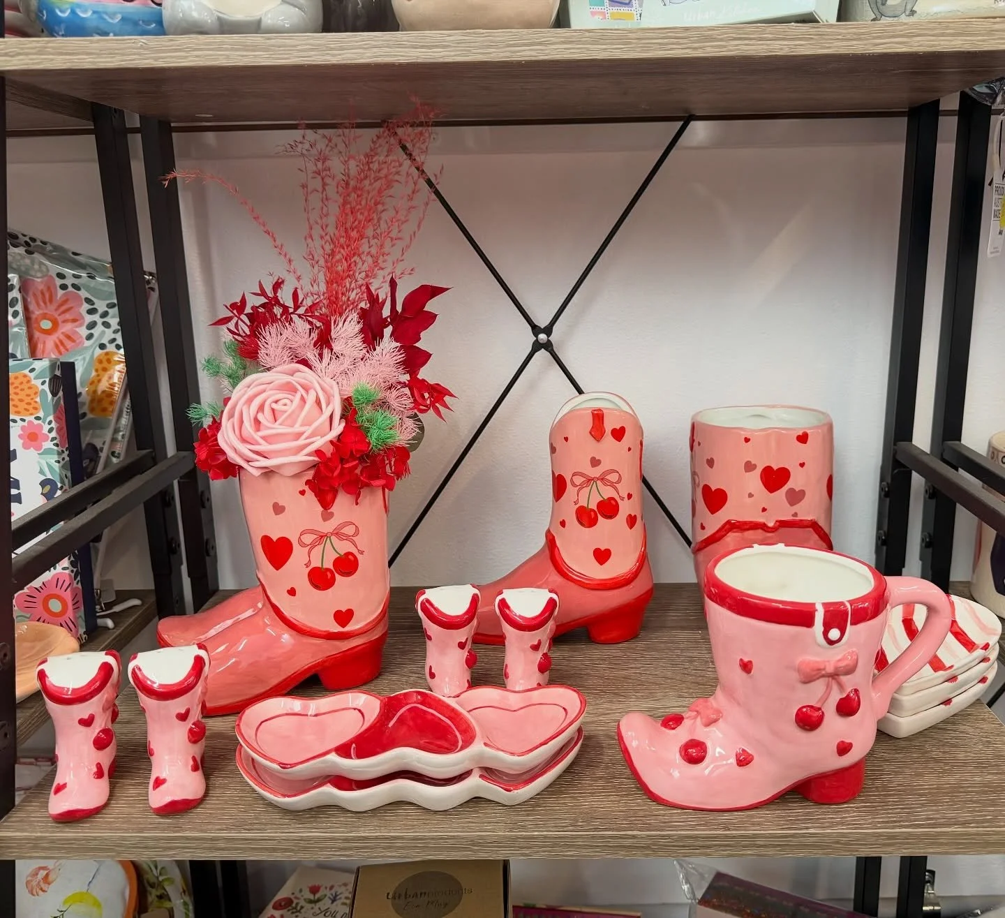 Happy Saturday Flower Lovers💐

Our weekend blooms are ready and waiting, plus Darryl&rsquo;s been busy this week, we&rsquo;ve got so much gorgeous new giftware on display. 

Come browse, shop and treat yourself (or someone you love). 8 weeks until C