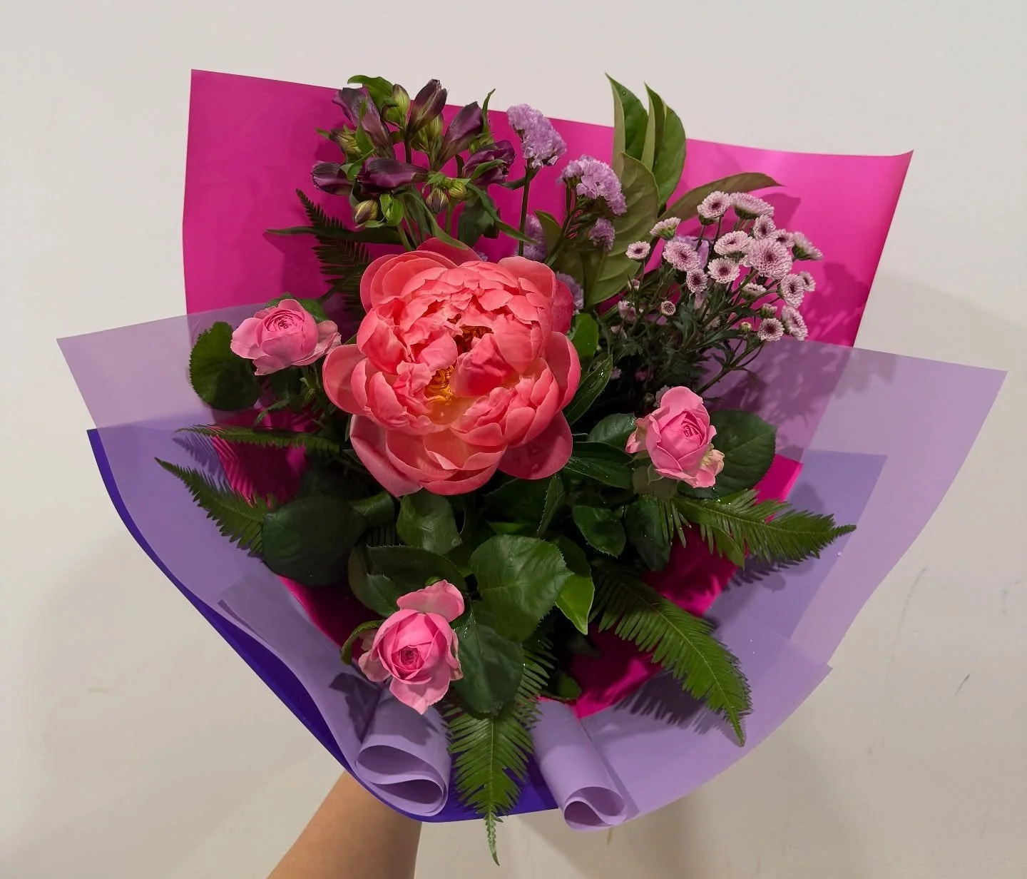 Happy Monday Flower Lovers 💐 
Eye spy with my little eye a special treat for you this week 😉 

This week&rsquo;s posy of the week features a stunning Coral Peony, Skittle Chrysanthemums, Alstroemerias, Spray Roses, Statice, Viburnum and Umbrella Fe