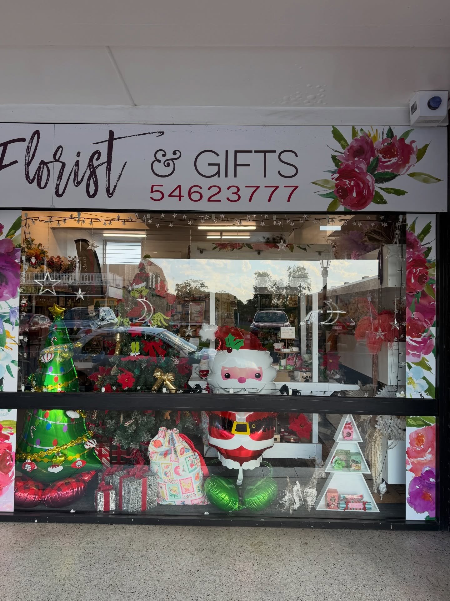 Happy Monday Flower Lovers. 

The Christmas countdown has begun. 17 days to go 🎅🏻 🎄 

The carols are playing, the shop is full of cheer and we&rsquo;re ready to help you find the perfect gift for everyone on your list!

Have you check out our Chri