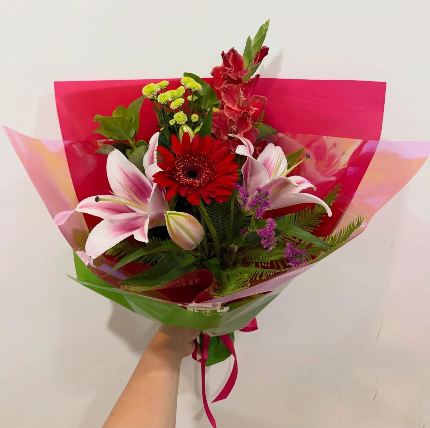 It&rsquo;s Posy of the week time..
To celebrate my favourite month of the year, Christmas time 🎄 🎅🏻 
This week&rsquo;s posy of the week 
is a combination of Festive Vibes with a touch of Pink - Fragrant Oriental Lilies, Gladioli, a Gerbera, Skittl