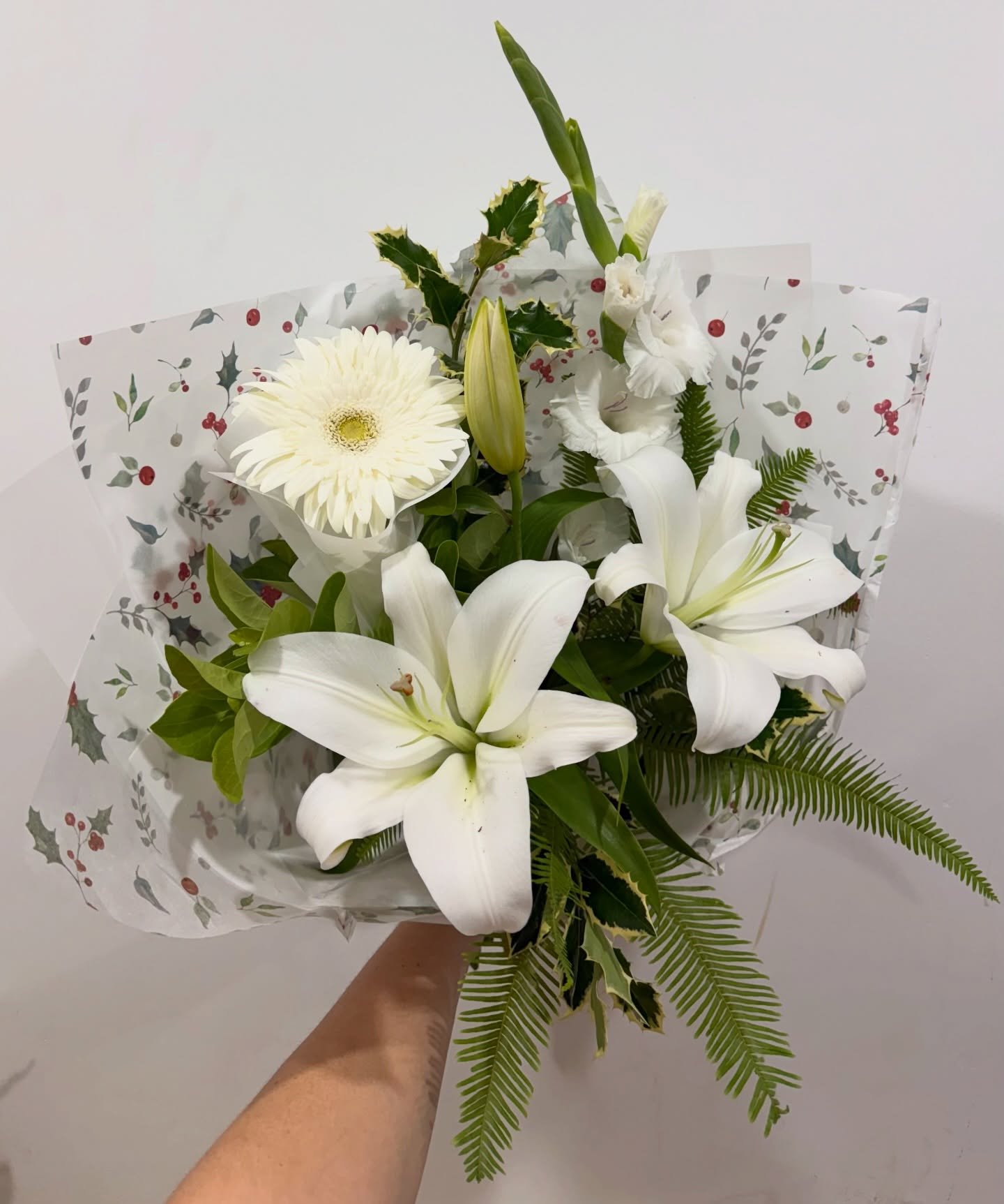 Happy Monday Flower Lovers 💐 

It&rsquo;s Posy of the week time..
To celebrate my favourite month of the year, Christmas time 🎄 🎅🏻 
This week&rsquo;s posy of the week 
is a combination of Classic White Festive Vibes - Fragrant Oriental Lilies, Gl