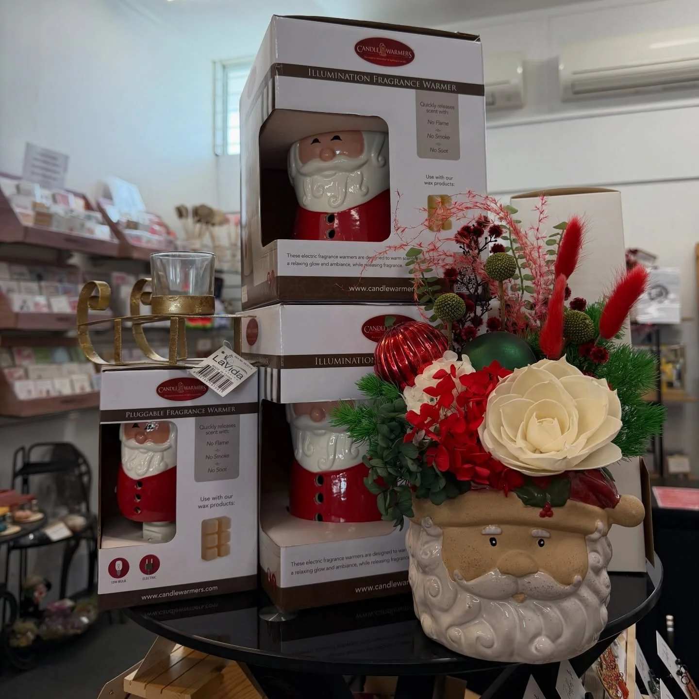 Happy Thursday Flower Lovers 
One week until Christmas Day🎄
The busiest (and most magical) week of the year is here. Orders are filling quickly, shelves are moving fast and our team is flat out creating Christmas magic.

If you&rsquo;re planning flo