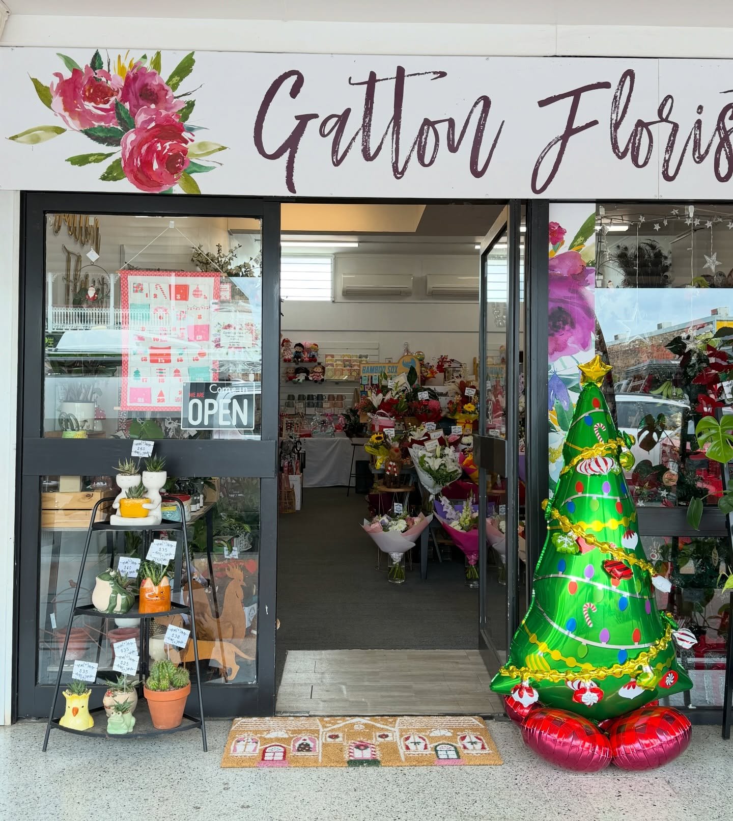 Happy Saturday Flower Lovers 
The last Saturday before Christmas&hellip; 

The Carols are on, the Christmas vibes are high and we have gifts for everyone 🎶🎁

Ri&rsquo;s in store today, 8.30-12.
Pop in and let her help you finish your Christmas shop