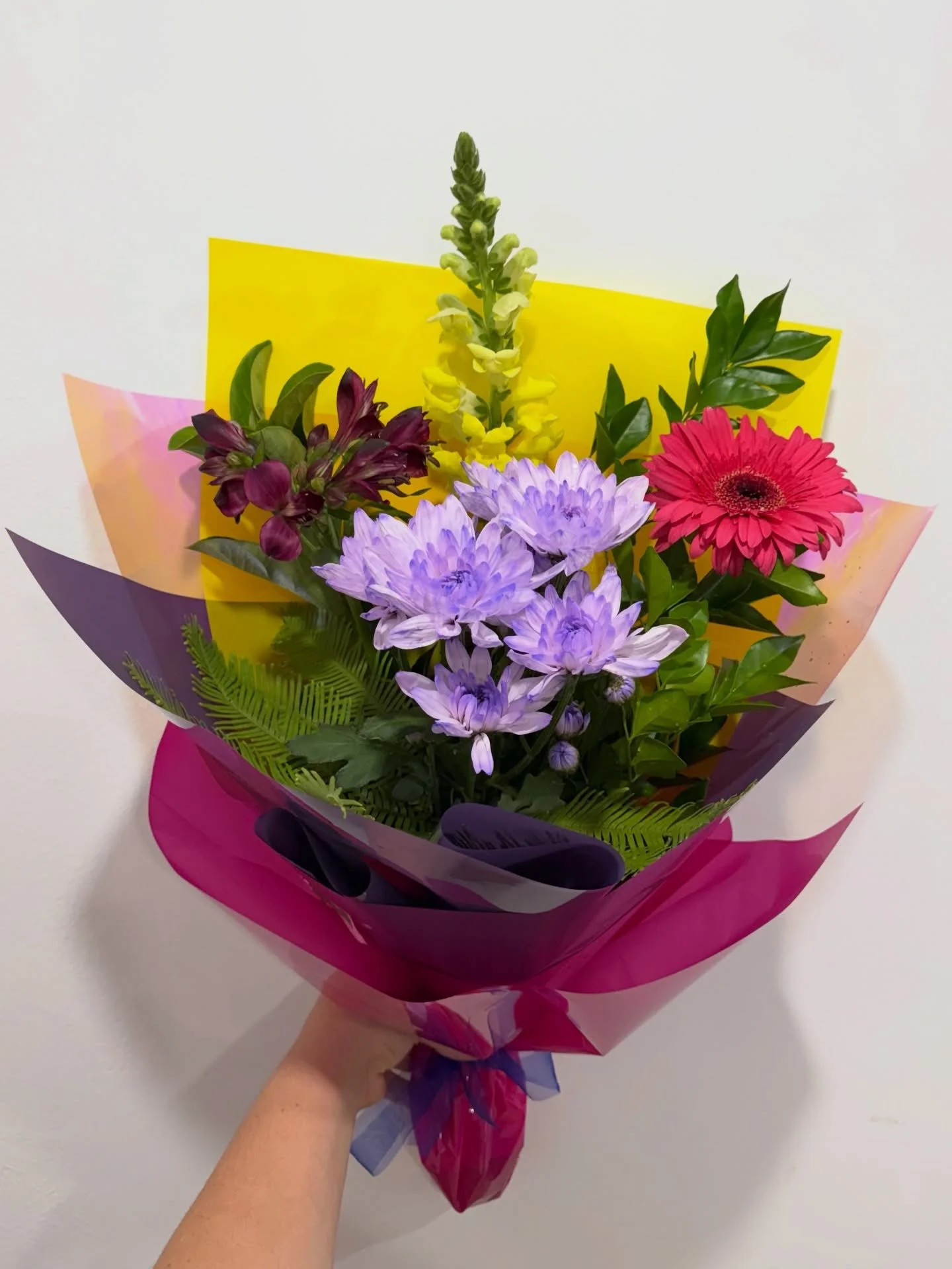 Happy Monday Flower Lovers 💐 

Our first posy of the year has arrived. It is a beautiful combination of Bright Blooms - a Snapdragon, Alstromeria, Chrysanthemums, a Gerbera, Umbrella Fern, Moch Orange and Viburnum Foliages. $35 a posy. 

Our Weekly 