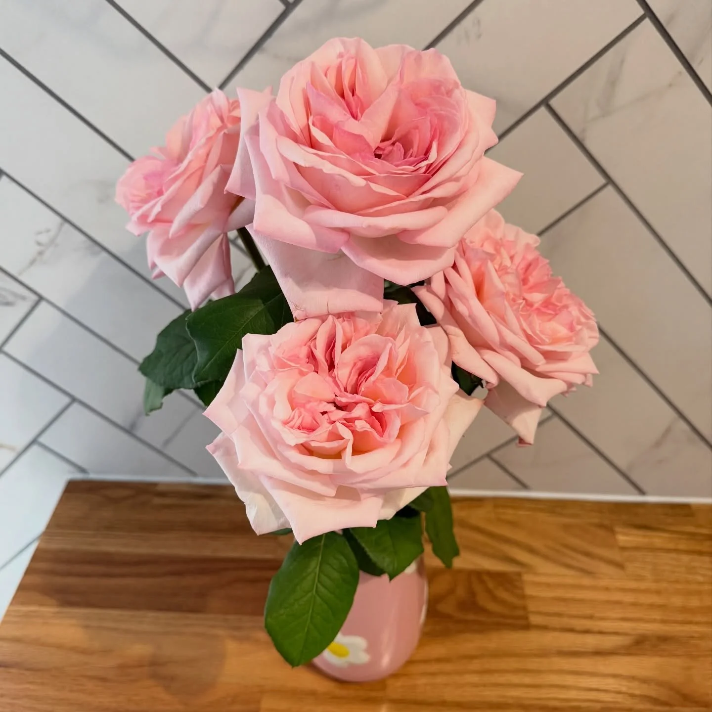 This Sunday calls for slow moments and the scent of roses filling the room.
Fresh, fragrant and simply beautiful.

If only you could smell these stunners through the screen&hellip;

The most divine, fragrant, locally grown roses. 🌹 

I just couldn&r
