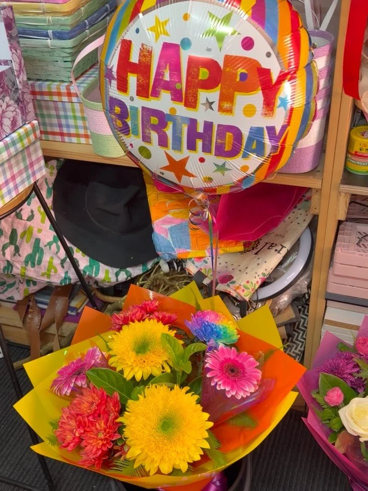 Happy Thursday Flower Lovers 🌸

What a line-up 😍 This is just the first round of today&rsquo;s deliveries heading out the door!
(Thank you for your orders. We appreciate you 🫶)

We still have a beautiful selection of fresh blooms ready to go in st