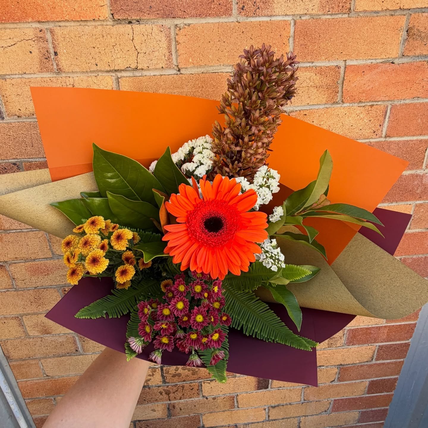 Happy Monday Flower Lovers 💐

This week&rsquo;s posy is a beautiful Autumn Toned Posy featuring a Pineapple Lily, Chrysanthemums, a Gerbera, Statice, Magnolia, Red Photinia and Umbrella Fern Foliage. $35 a posy. 

As usual, our Posies will be availa