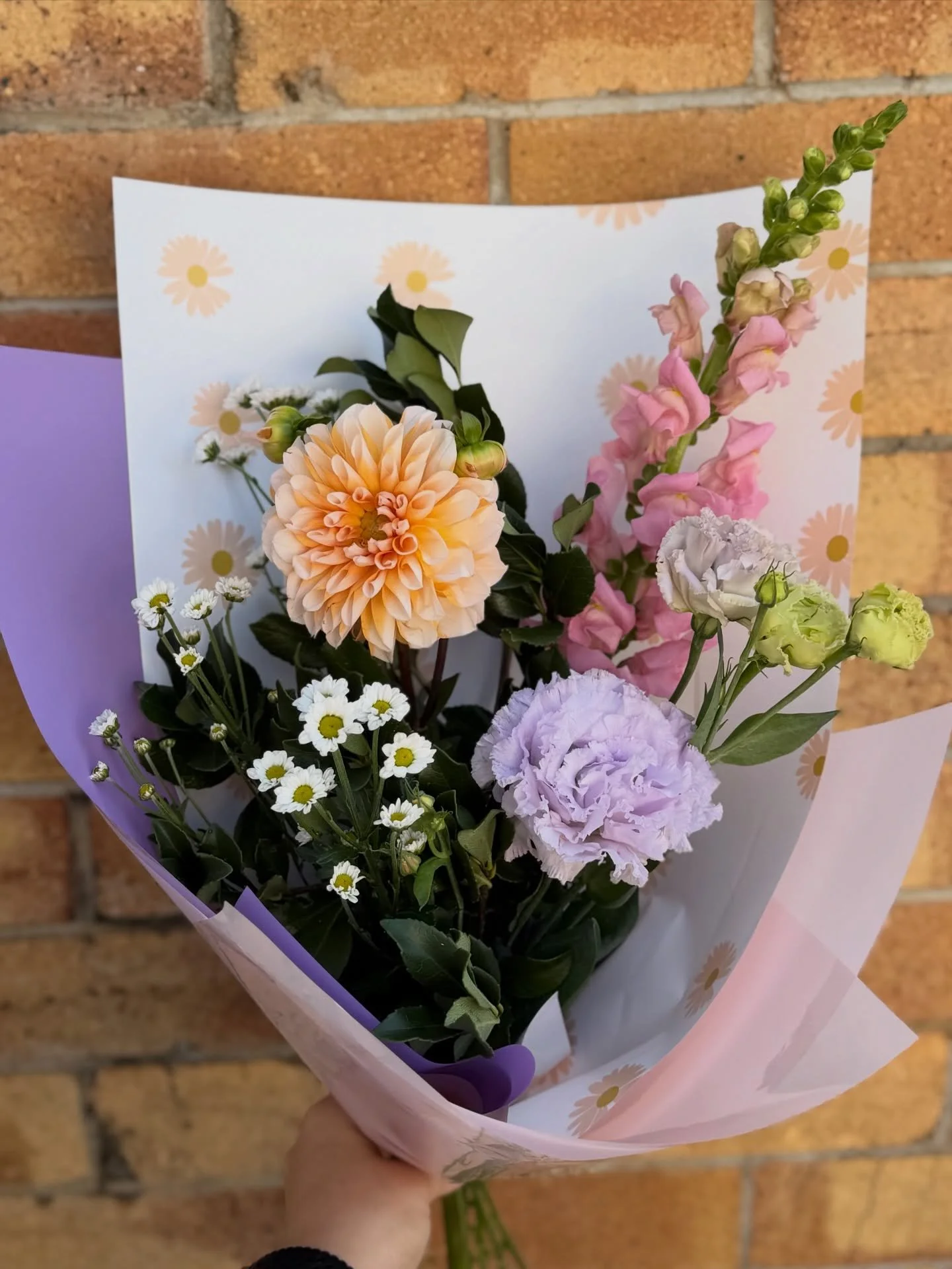 Happy Monday Flower Lovers 💐

This week&rsquo;s posy is a beautiful Pastel Toned Posy featuring a Dahlia, a Snapdragon, Lissianthus, Chrysanthemums, and Hawthorn
Foliage. $35 a posy. 

Our Weekly Posy Special featuring beautiful, seasonal, fresh blo
