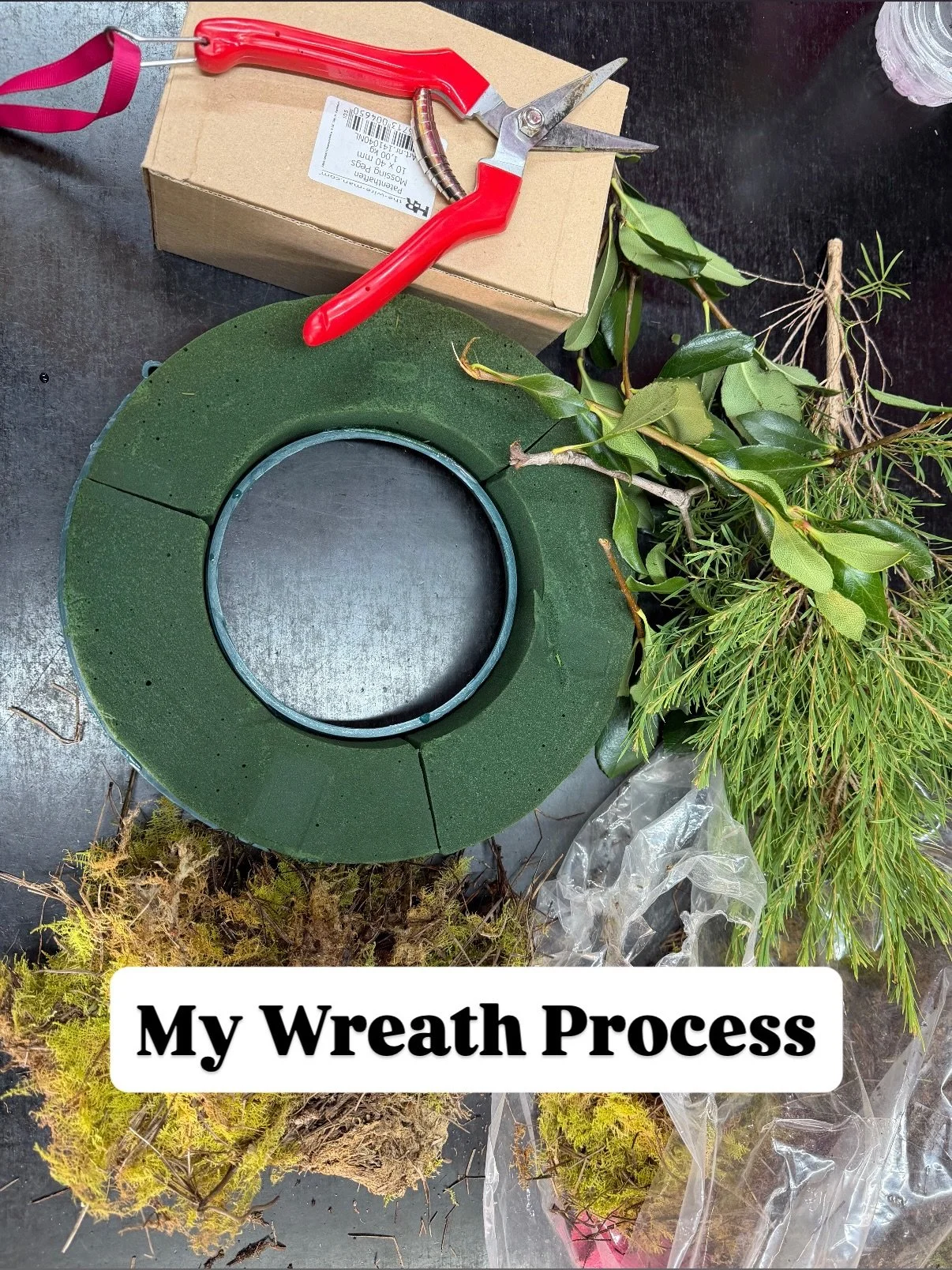 From bare frame to blooming beauty 🌿✨
There&rsquo;s something so satisfying about watching a wreath come to life&mdash;layer by layer, stem by stem. Starting with a simple frame and turning it into something full, textured, and made with love 🤍

Pr