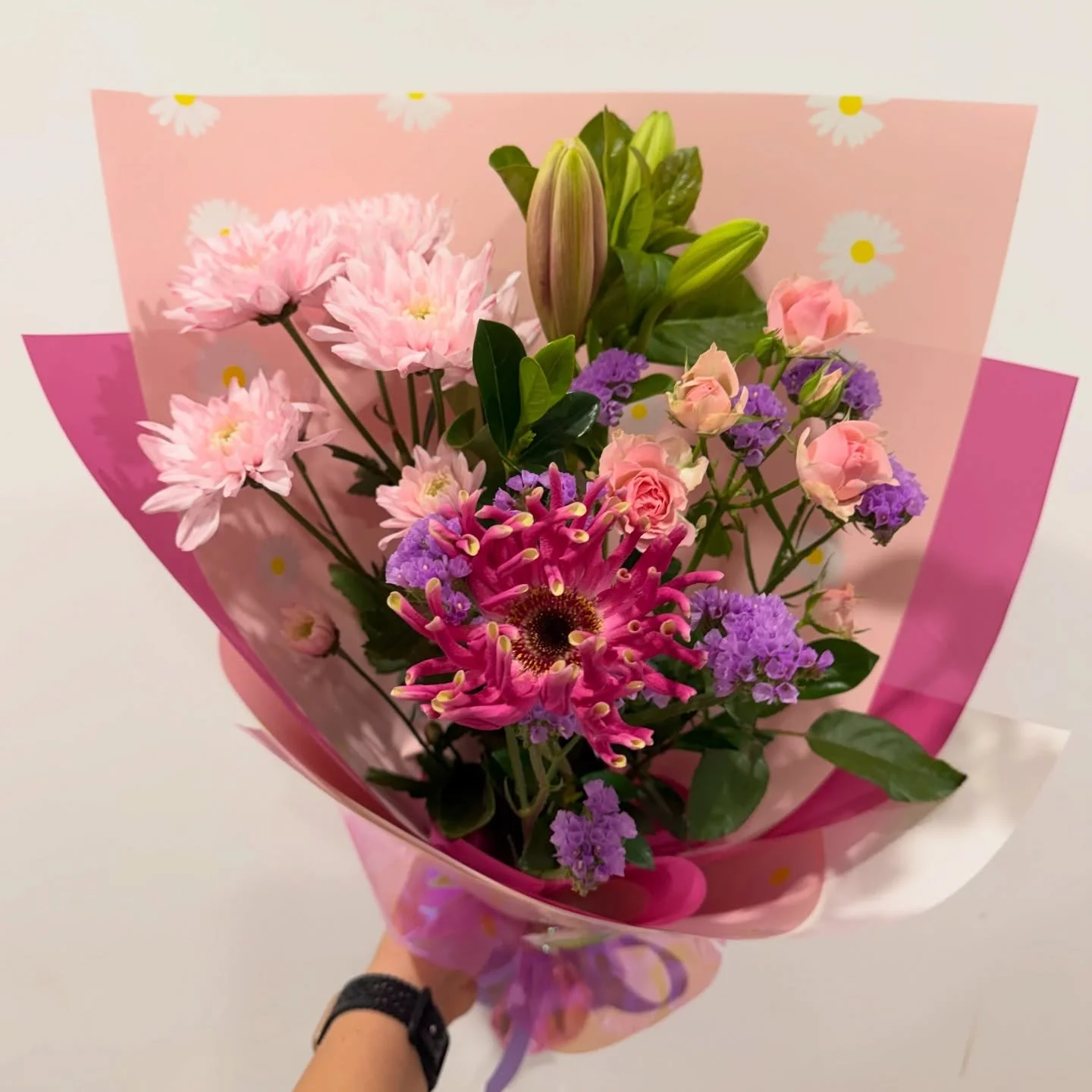 Happy Monday Flower Lovers 💐

This week&rsquo;s posy is one for the Pink Lovers, a beautiful Posy with Chrysanthemums, Asiatic Lilies, Spray Roses, a Gerbera, Statice and Viburnum and Gardenia Foliage. $35 a posy. 

Our Weekly Posy Special featuring