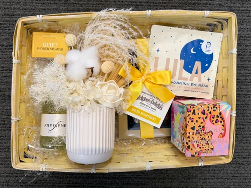 Petals and Pamper Deluxe Gift Hamper