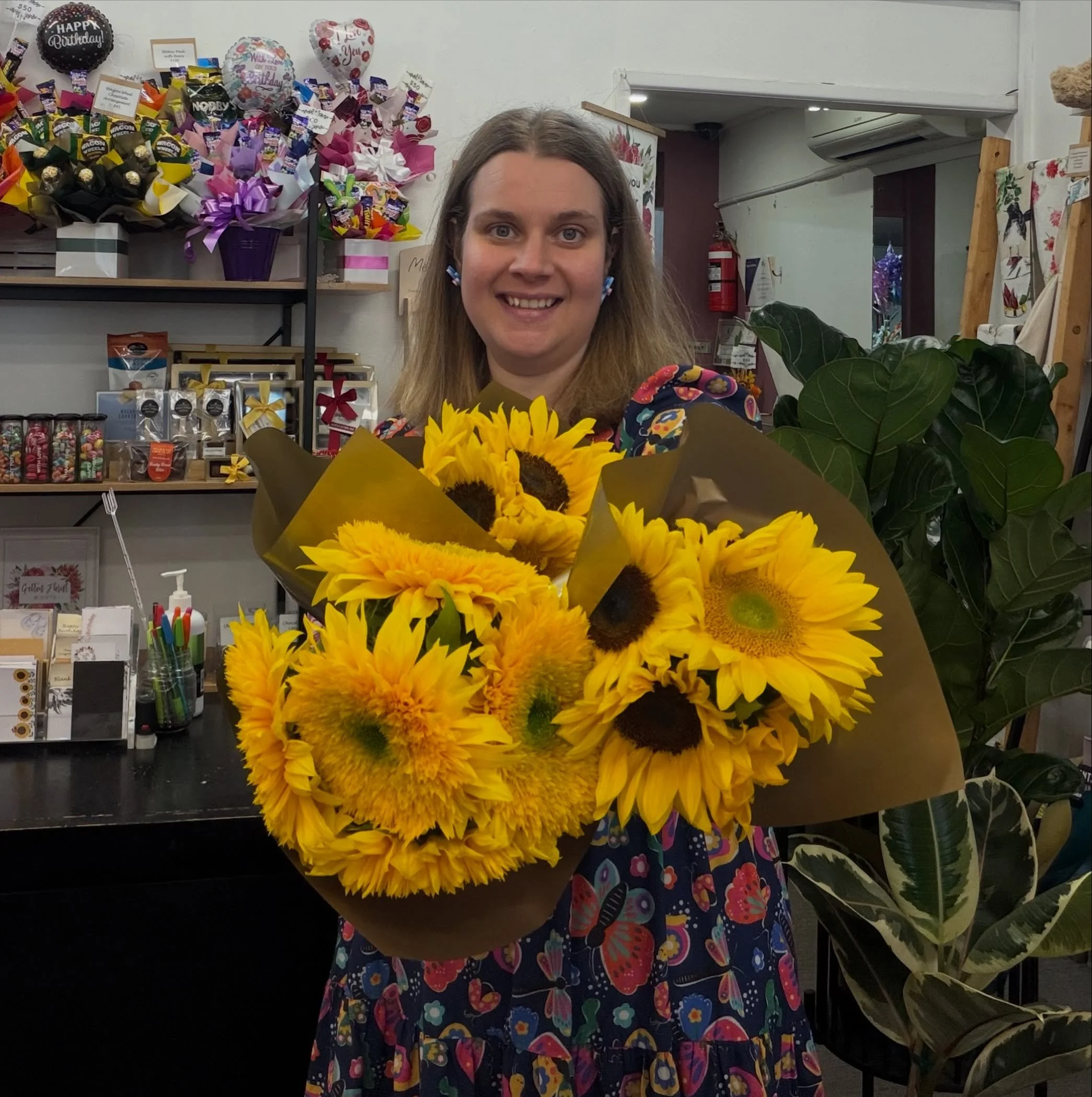 🌻 FEEL GOOD FRIDAY 🌻

Sunflower bunches just $20 today!
Brighten someone&rsquo;s day&hellip; or your own ☀️💛

As is. Limited bunches available.
Pop in before they&rsquo;re gone!