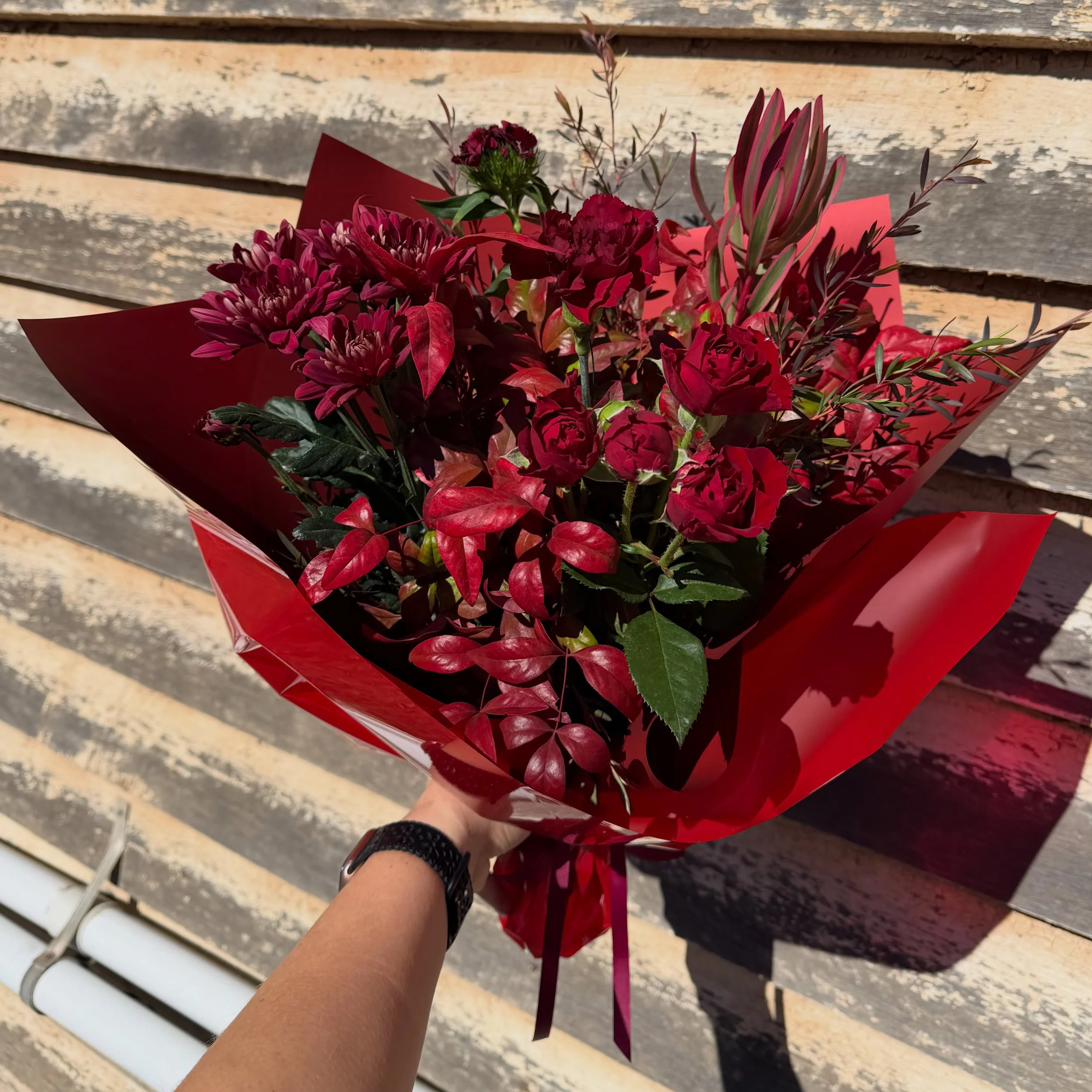 Happy Monday Flower Lovers 💐

This Saturday is QLD Day. So we are celebrating our great state with a beautiful 
weekly posy of Burgundy Blooms, featuring a Sim Carnation, a Leucadendron, Sweet William, Spray Roses, Chrysanthemums, Nandina and Copper