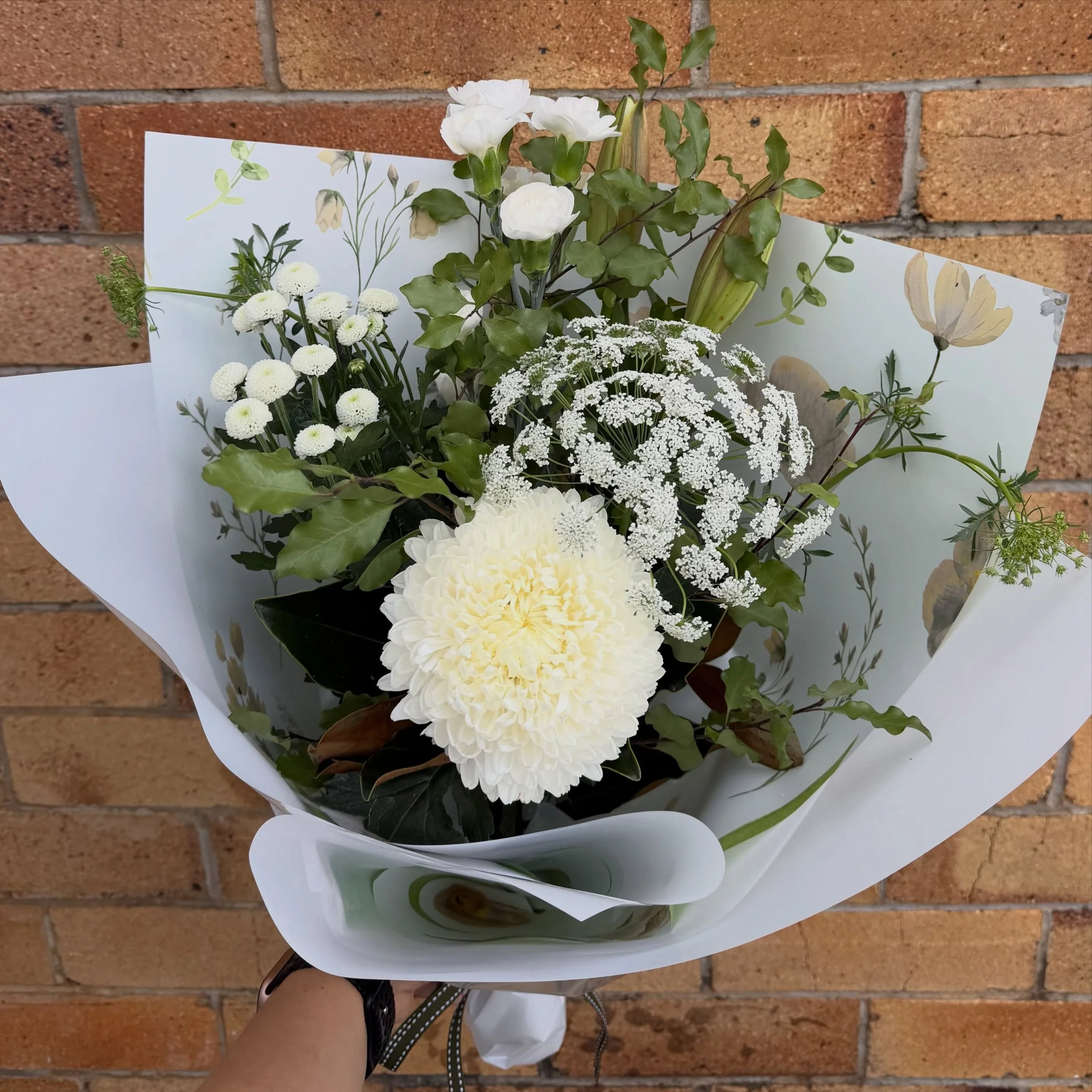 Happy Monday Flower Lovers 💐

Winter is well and truly here, so this week&rsquo;s posy is inspired by the season. A beautiful combination of crisp white blooms and lush foliage, bringing a touch of elegance to even the chilliest days. Featuring a Di