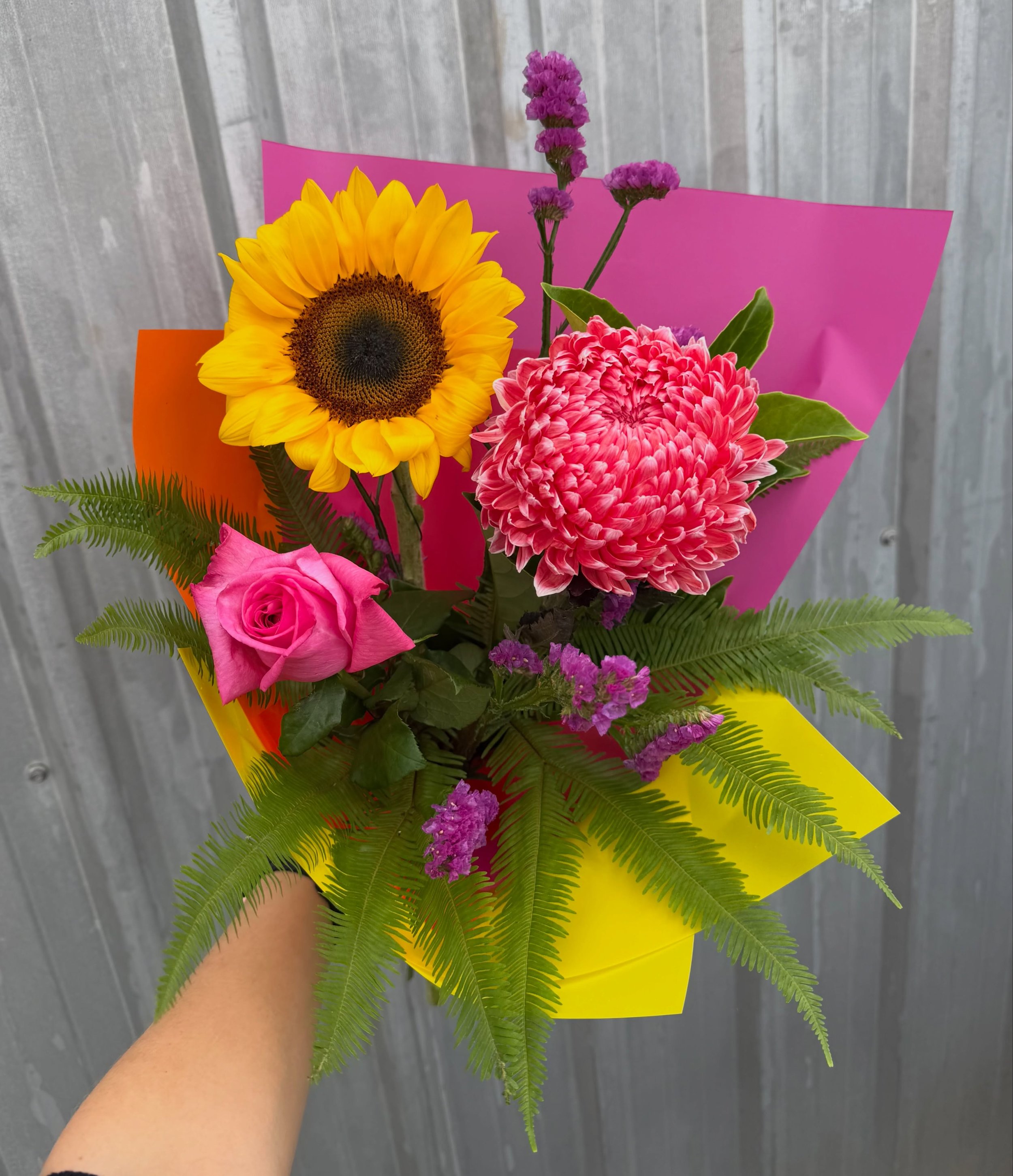 Happy Monday Flower Lovers 💐
Who else is enjoying this rain ? ☔️ 🦆 

This week&rsquo;s posy is a beautiful bright combination to bring a little bit of brightness into these gloomy days&hellip; featuring a Disbud, a Sunflower, a beautiful fragrant R