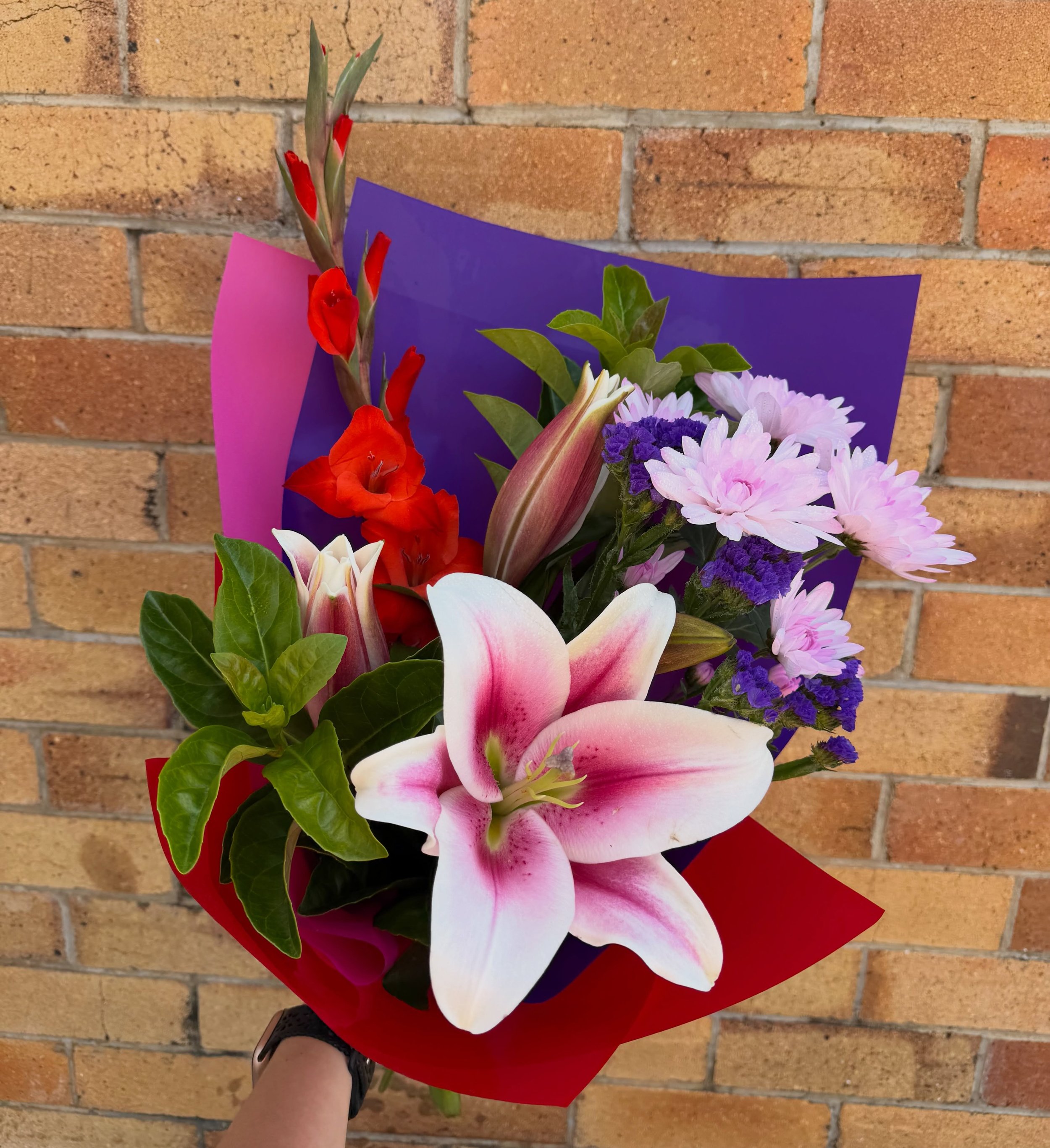 Happy Monday Flower Lovers 💐

This week&rsquo;s posy is a beautiful combination featuring a Gladioli, Oriental Lily, Chrysanthemums, Statice and Viburnum Foliage. $37 a posy. 

Our Weekly Posy Special featuring beautiful, seasonal, fresh blooms givi