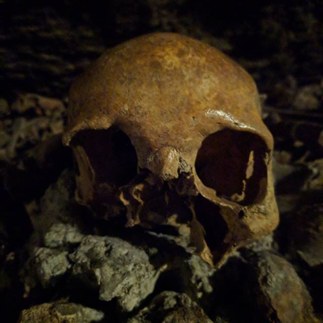 Les catacombes/historical French quarry. π
