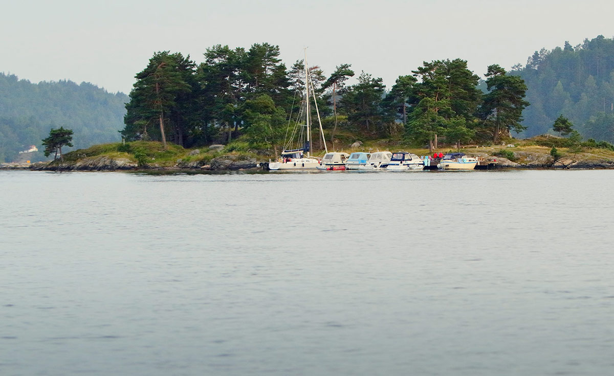 Idyll ved Furøyholmen i Tvedestrandsfjorden. Foto: Atle Goutbeek.