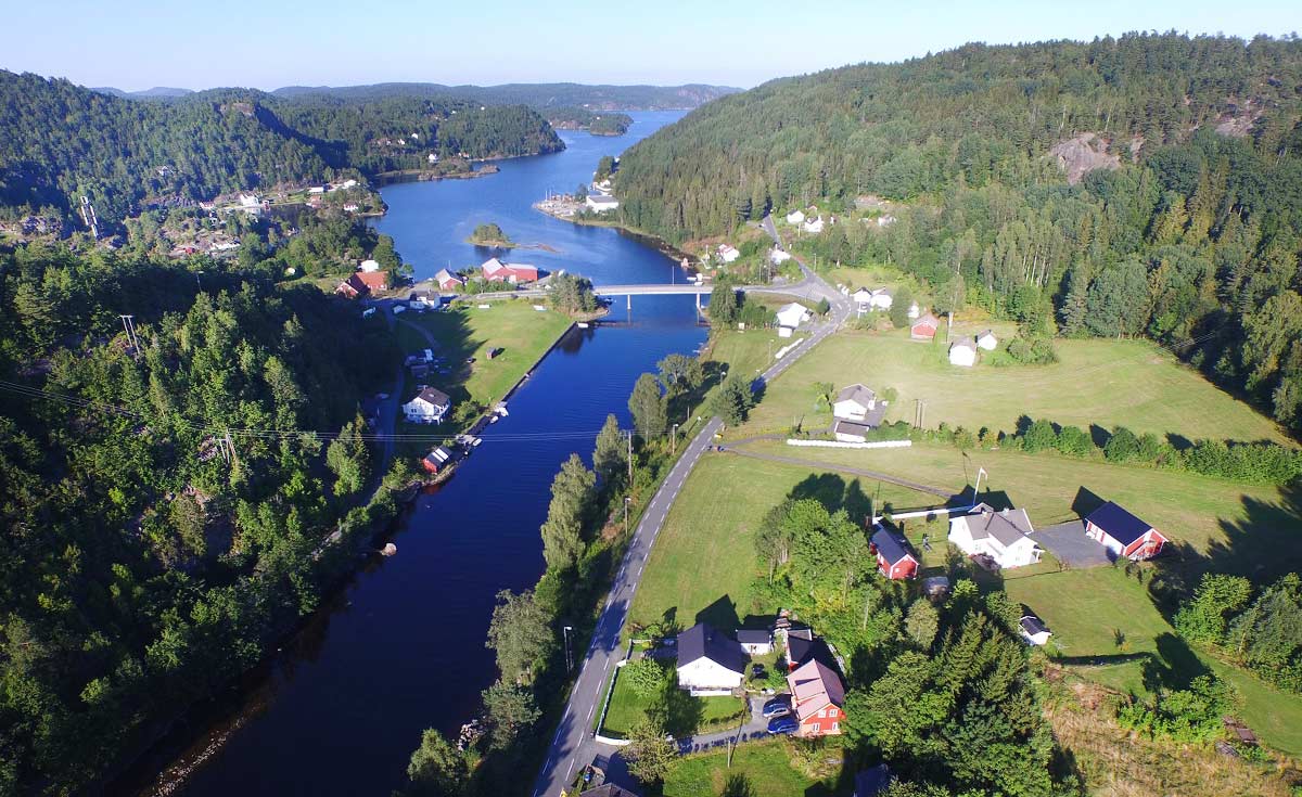 Brua over Lag-strømmen er det mange som har krysset på vei til Dypvåg, Gjeving og Lyngør. Foto: Svein Arild Stiansen.